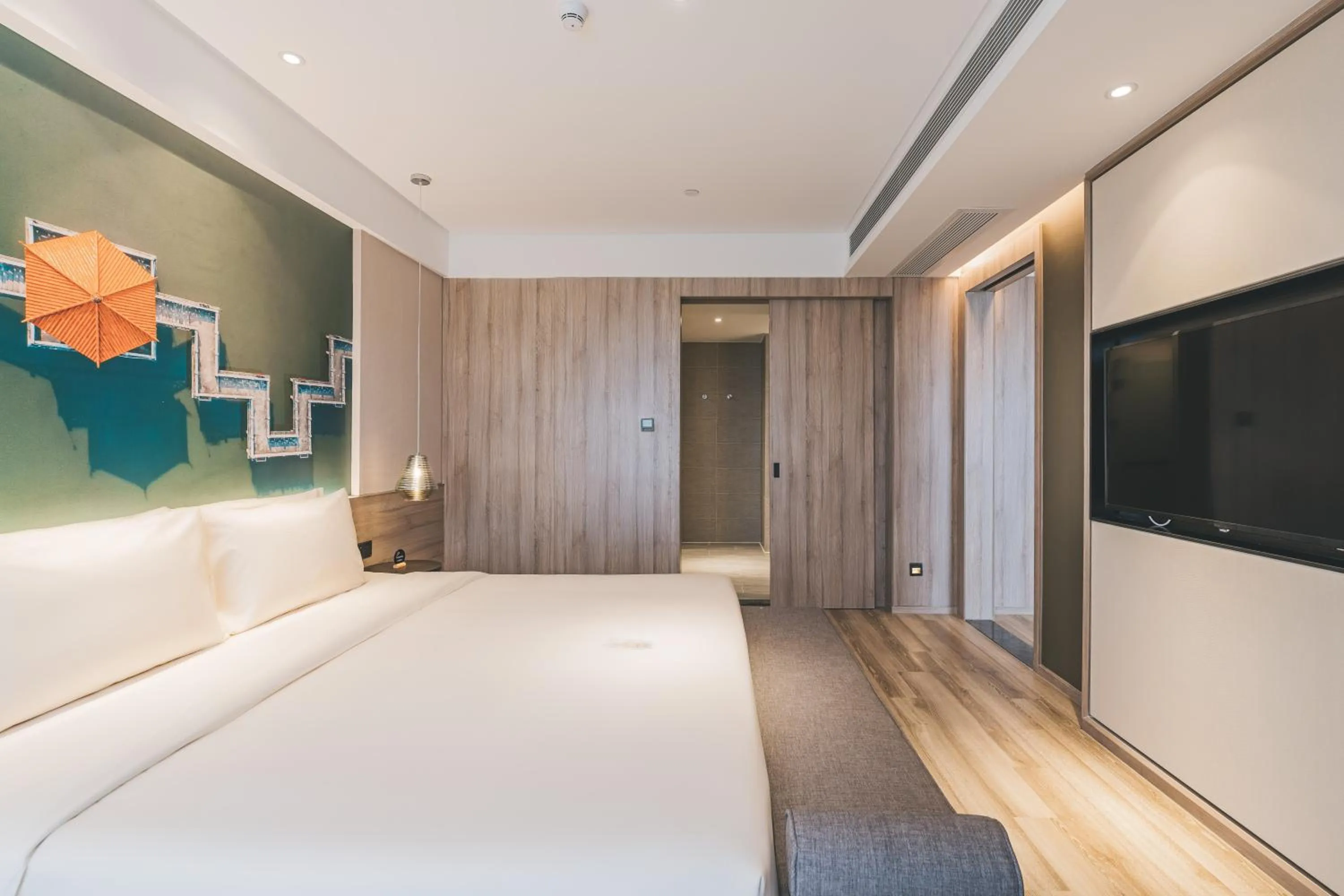 Photo of the whole room, Bed in Atour Hotel (Puning High Speed Railway Station)