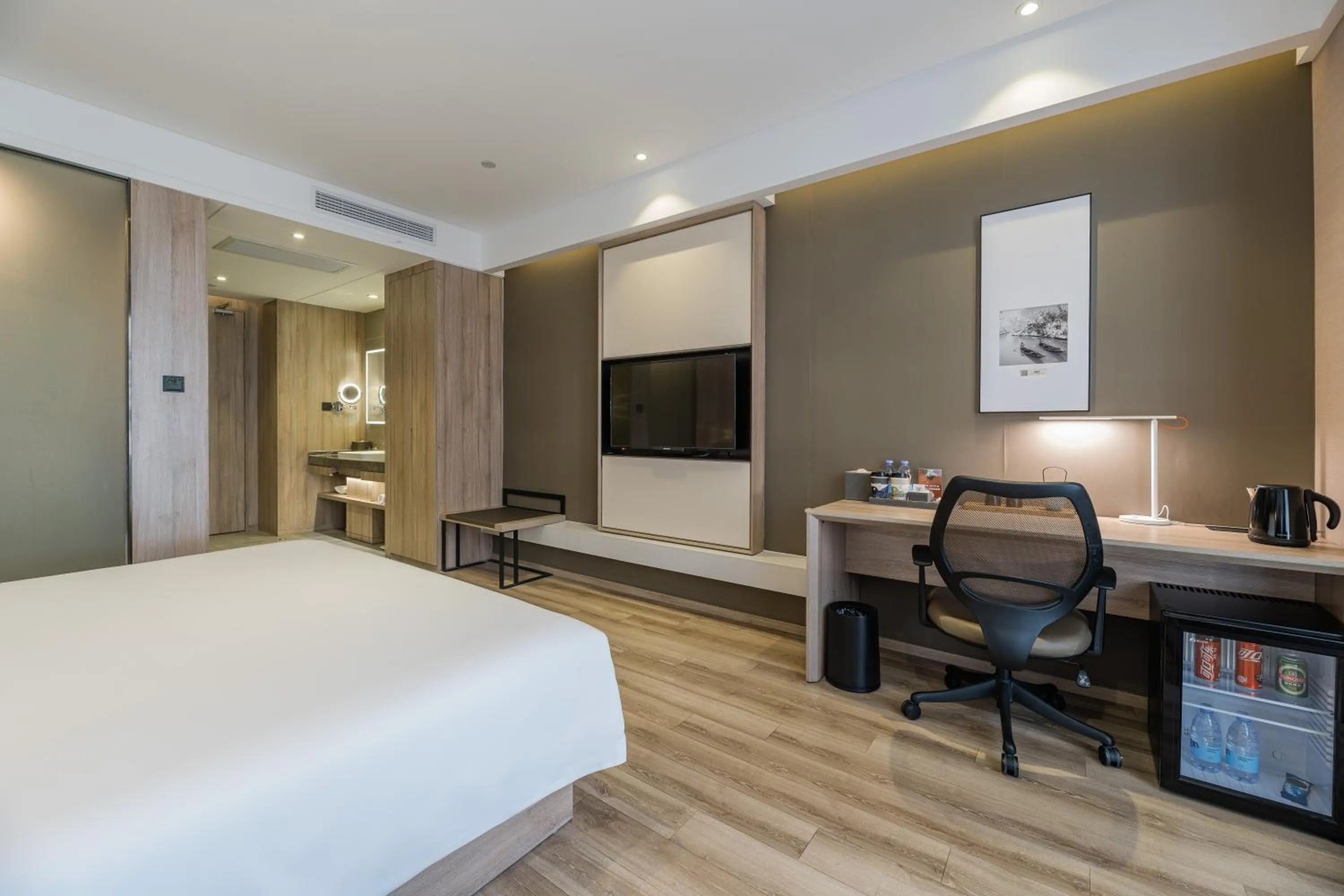 Photo of the whole room, Bed in Atour Hotel Hangzhou Binjiang Jiangling Road