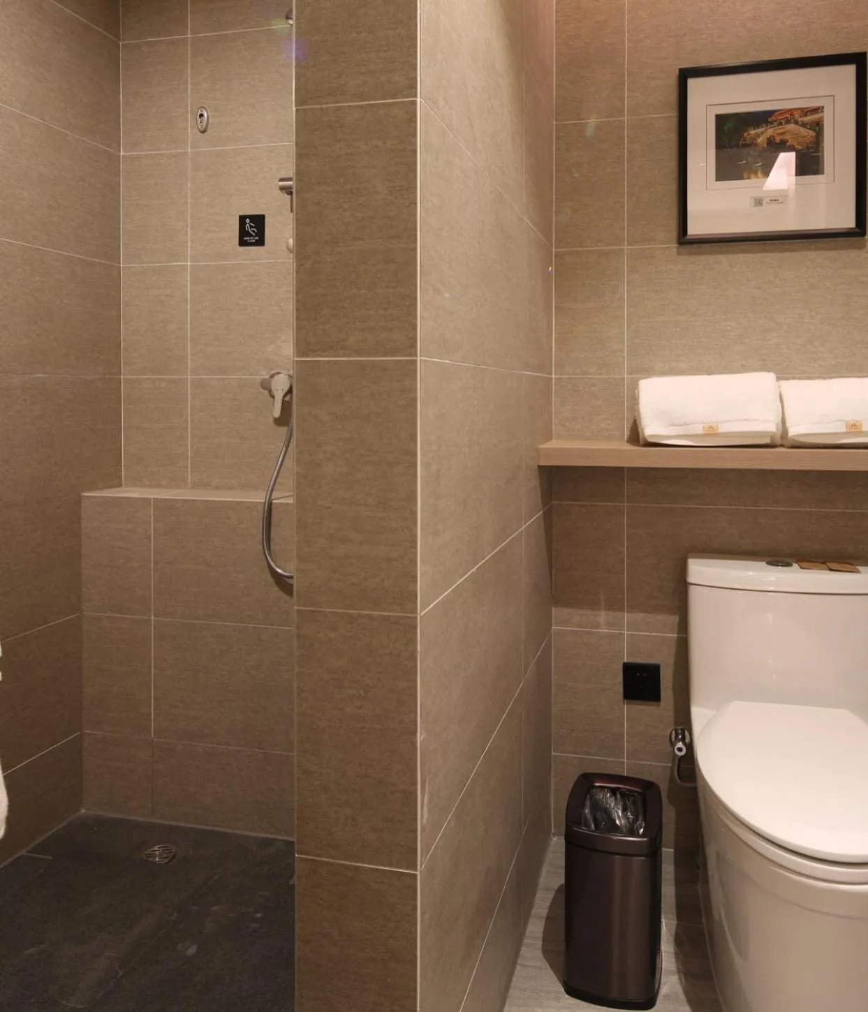 Shower in Atour Hotel (Baimaiquan Jinan Shuangshan Street)