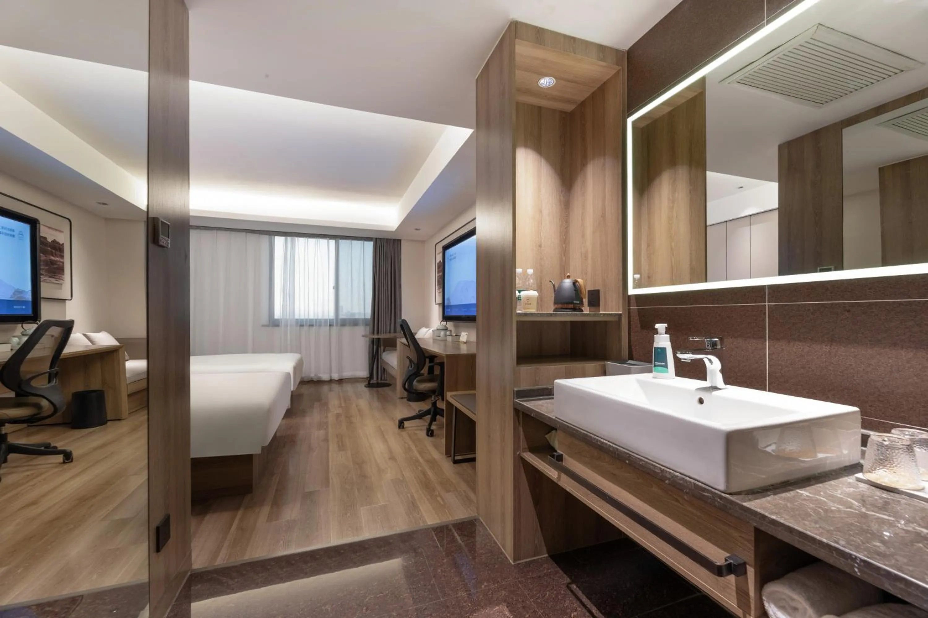 Bathroom, Bed in Atour Hotel (Suzhou Wujiang)