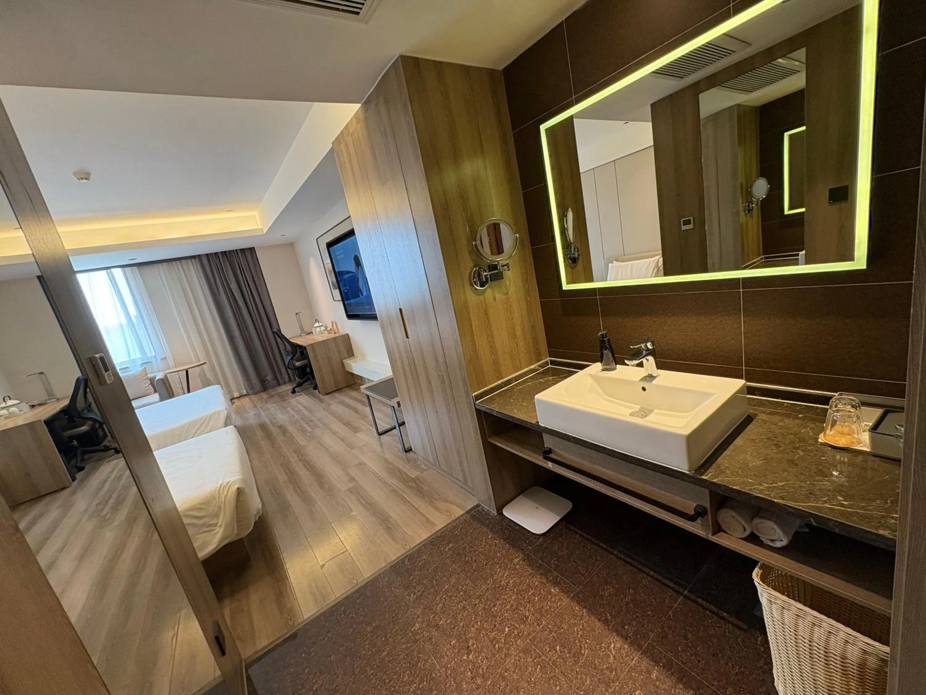Toilet, Bed in Atour Hotel (Suzhou Wujiang)