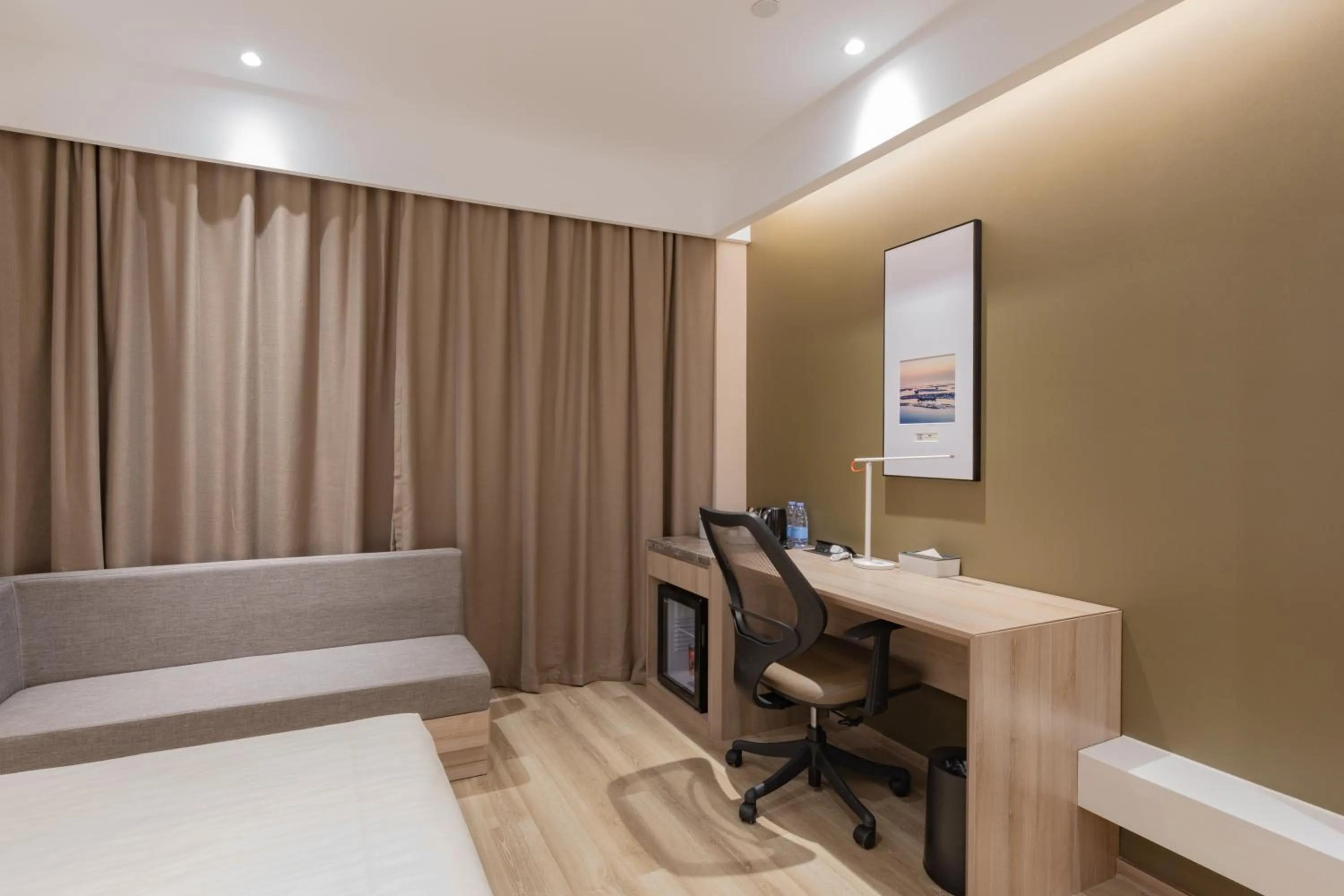 Photo of the whole room, Bed in Atour Hotel (Suzhou Wujiang Wuyue Plaza)