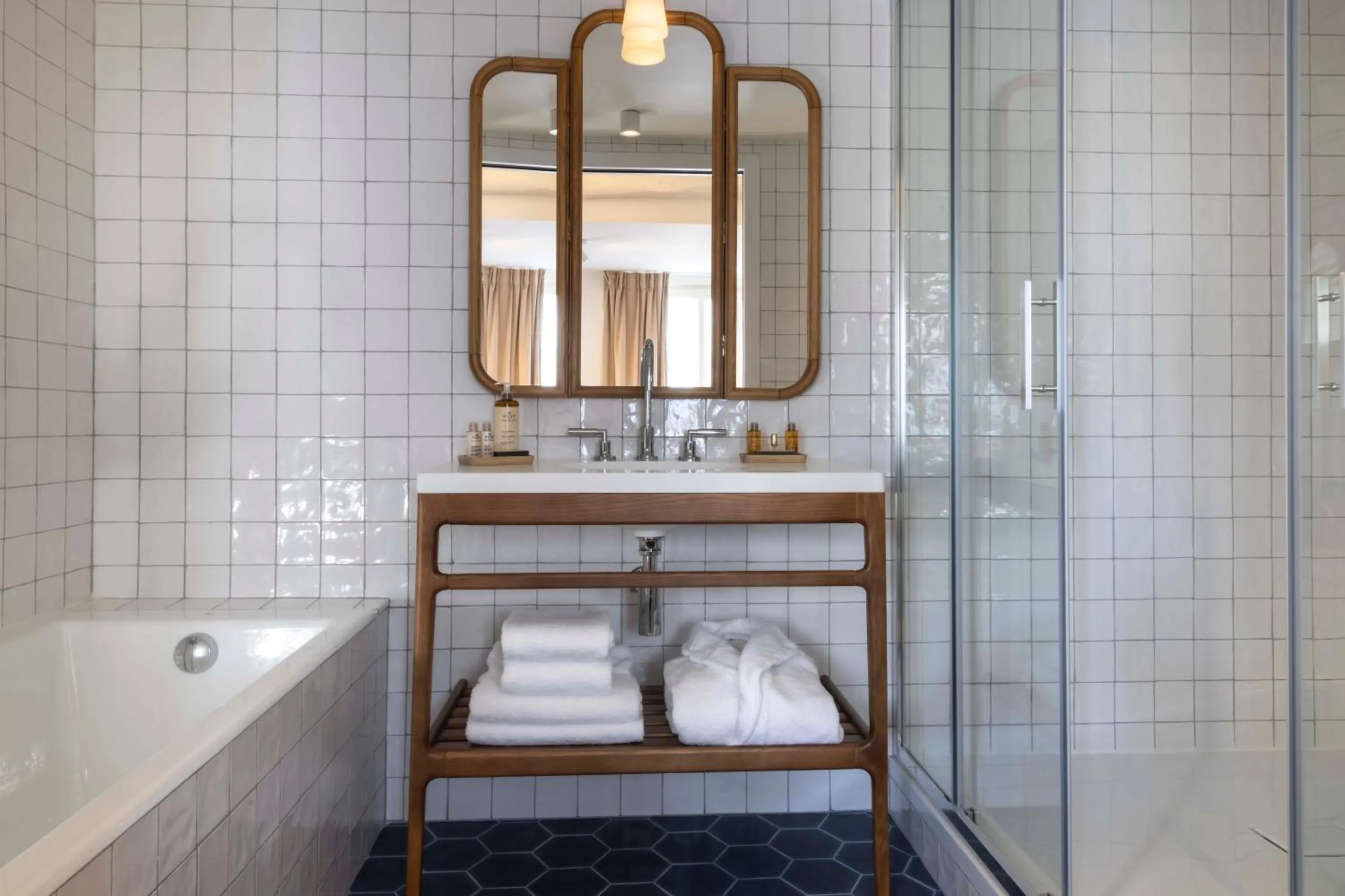 Bathroom in Hotel Louvre Montana