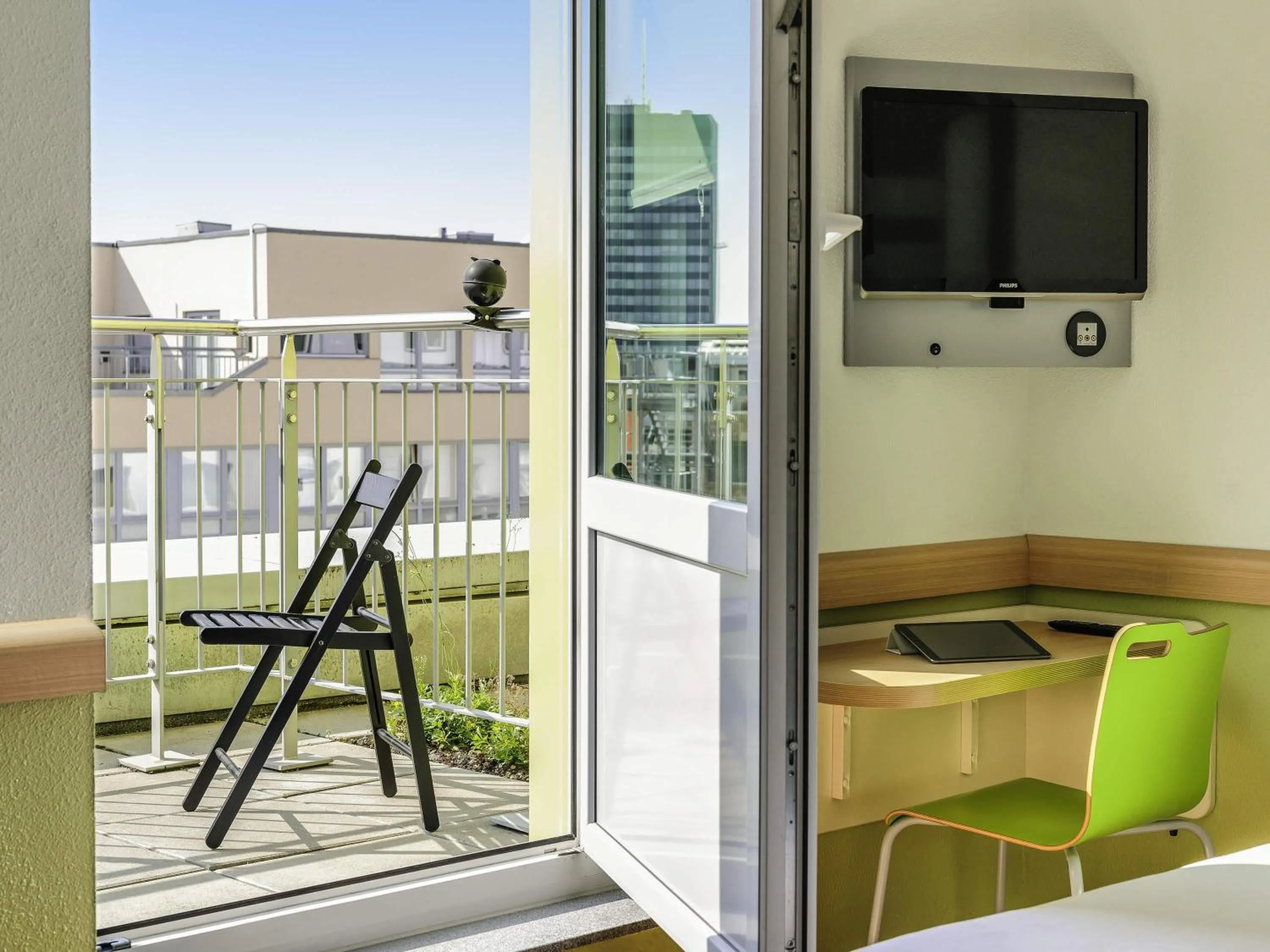 Bedroom in ibis budget Berlin Kurfürstendamm