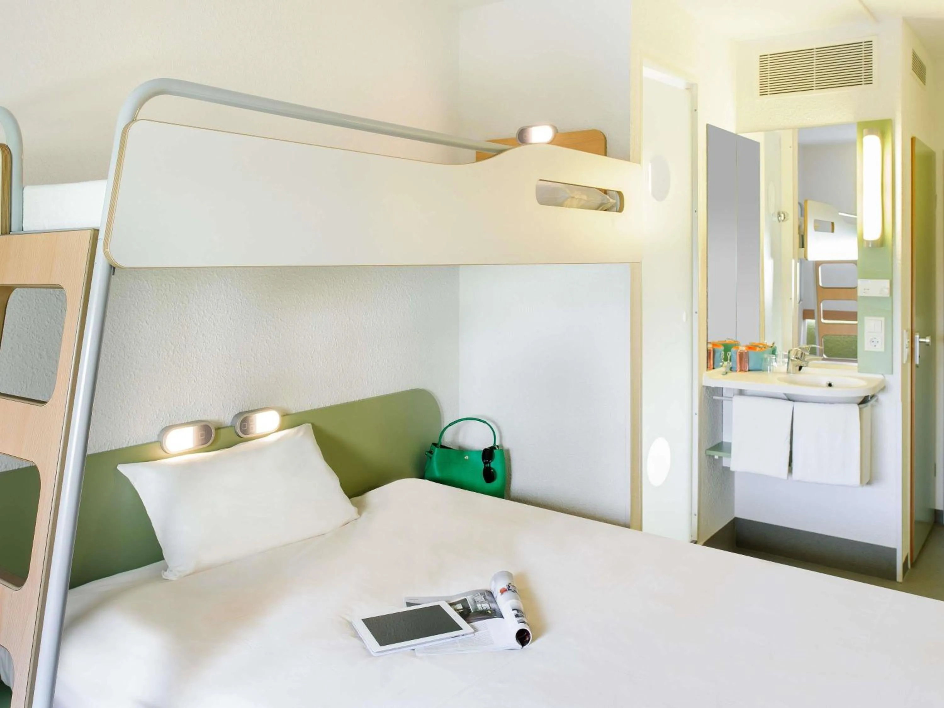 Bedroom, Bed in ibis budget Berlin Kurfürstendamm