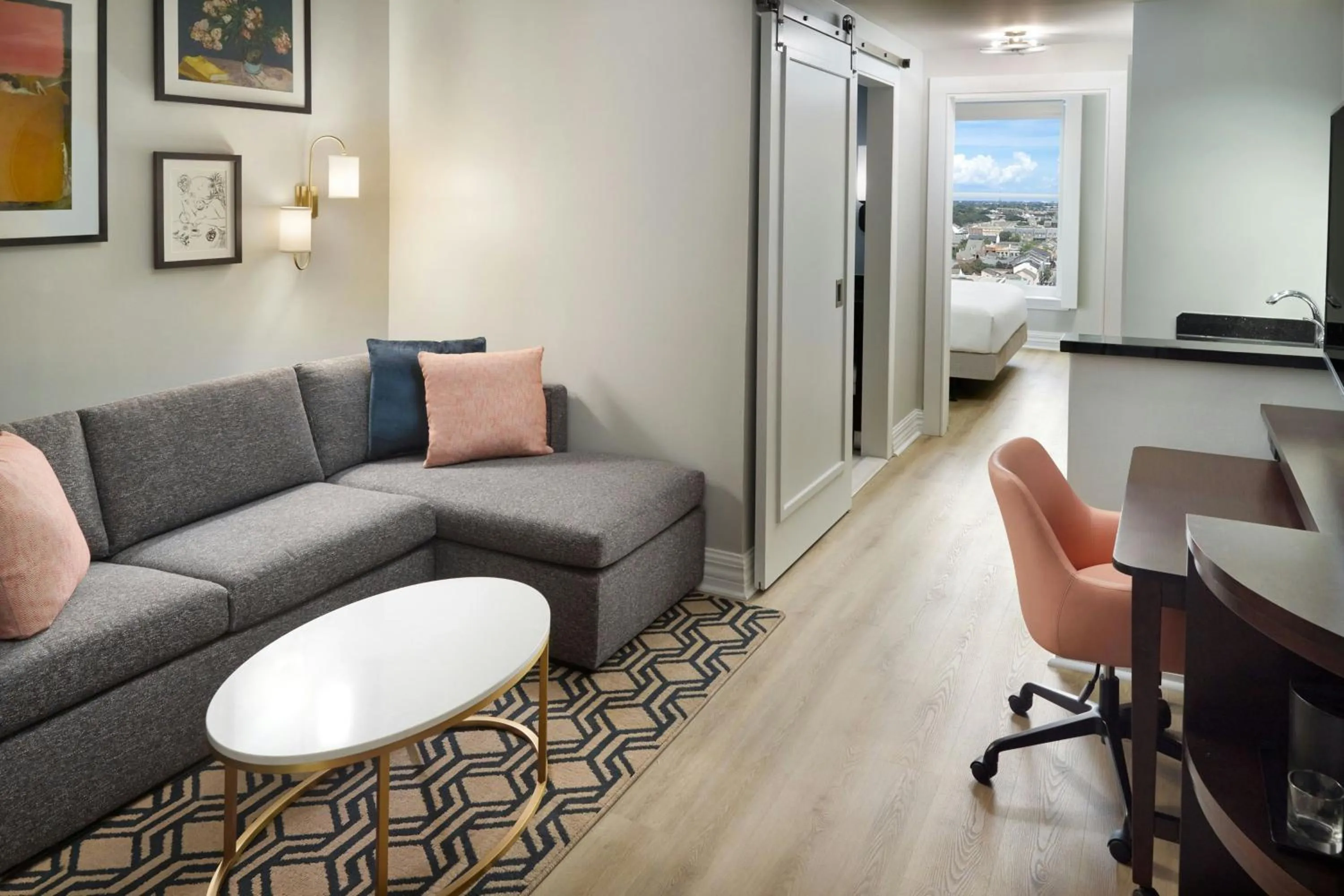 Living room in Courtyard by Marriott New Orleans French Quarter/Iberville