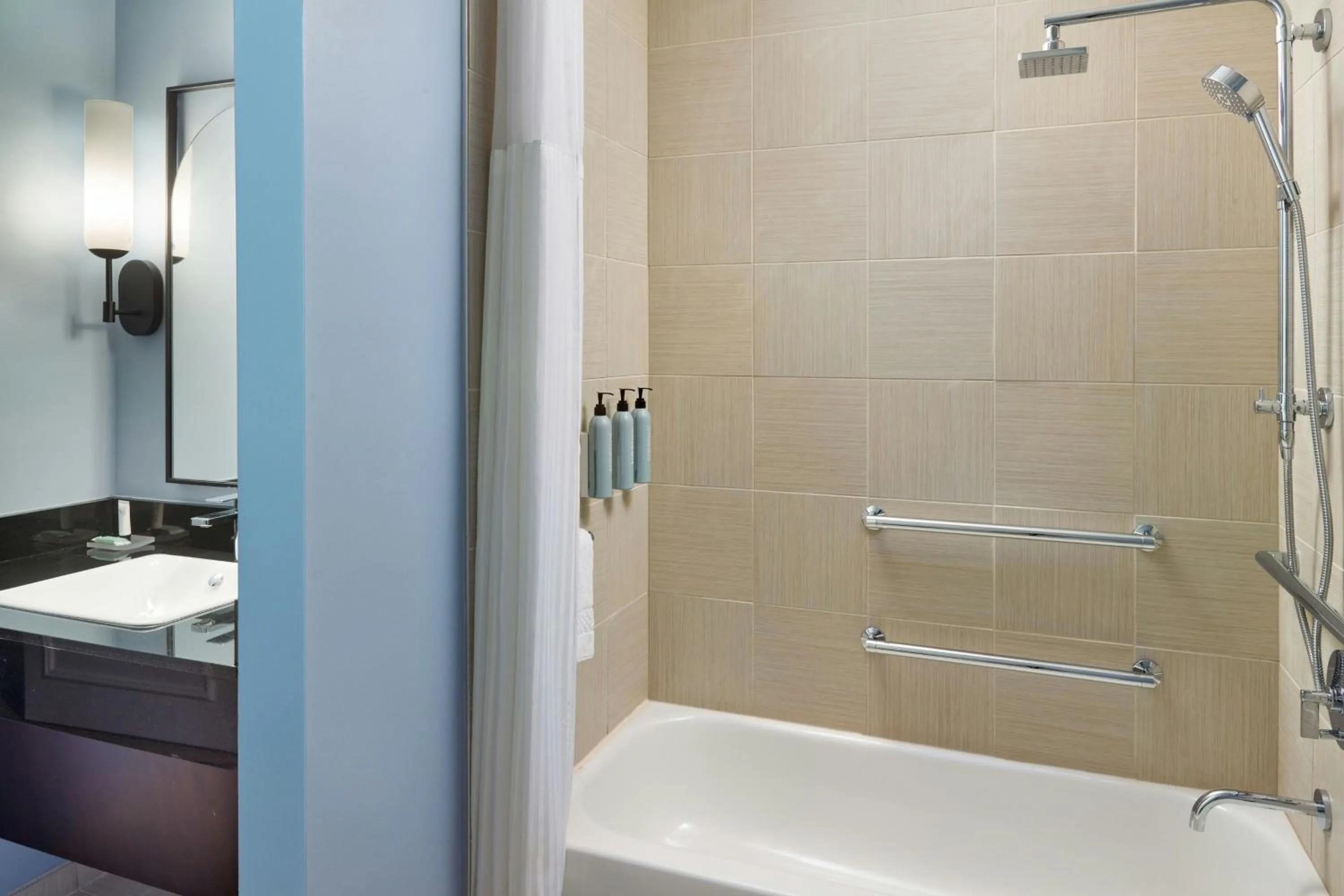 Bathroom in Courtyard by Marriott New Orleans French Quarter/Iberville