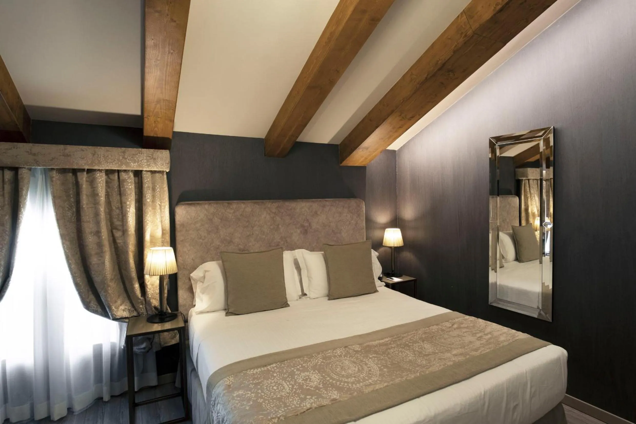 Bed in Hotel Aquarius Venice - Ascend Collection