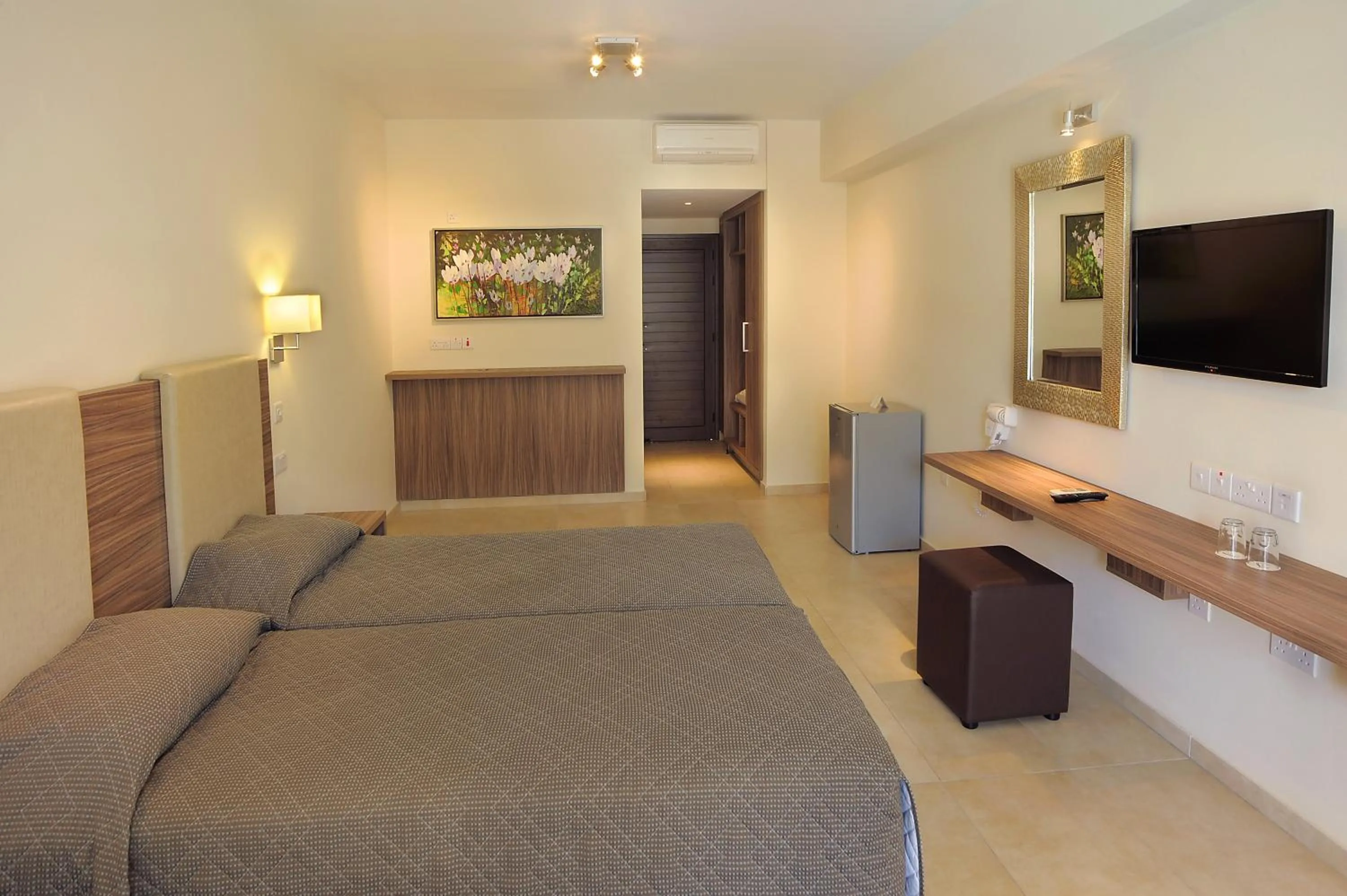 Photo of the whole room, Bed in Nelia Gardens