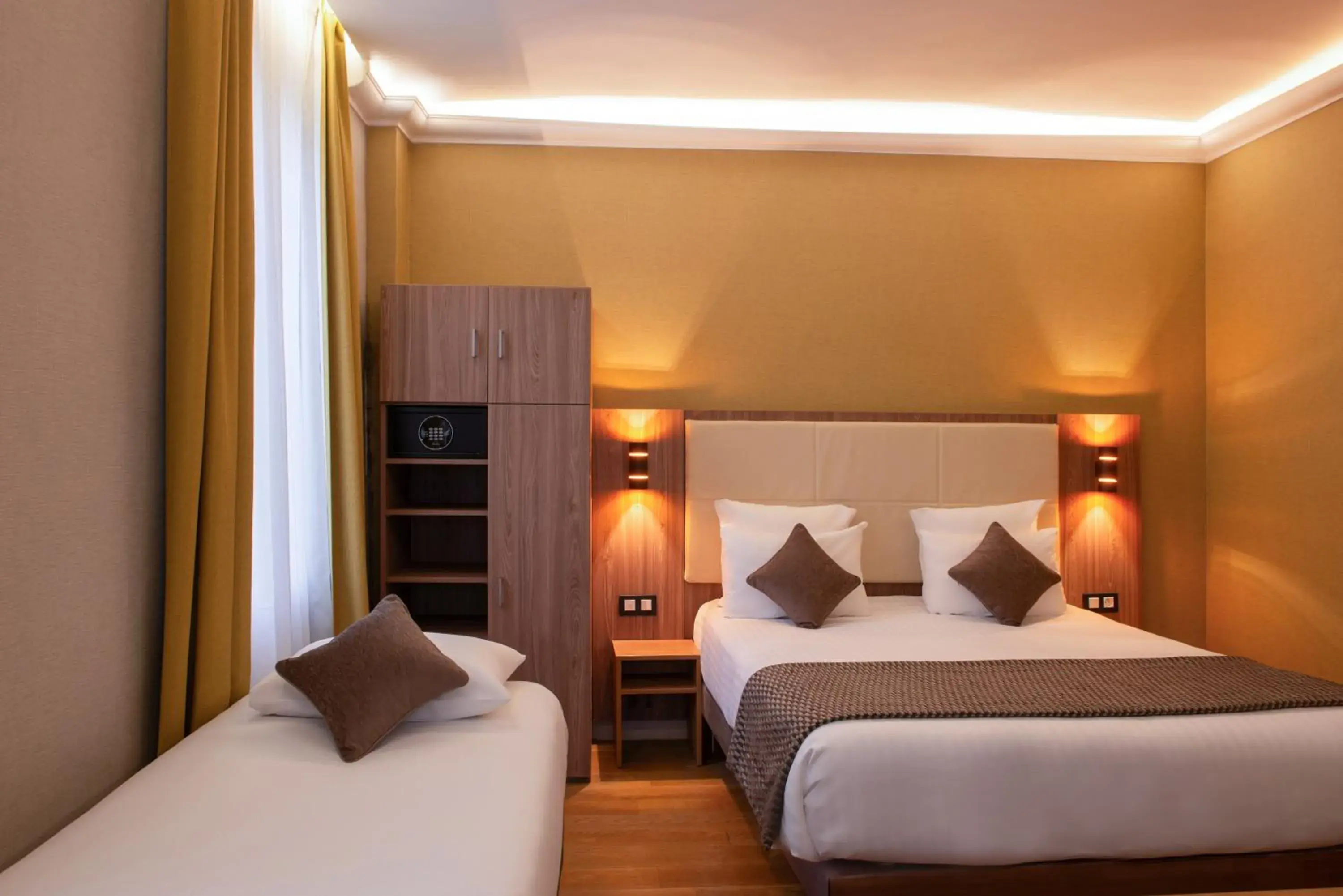 Triple Room in Hotel Cactus Triple Room in Hotel Cactus