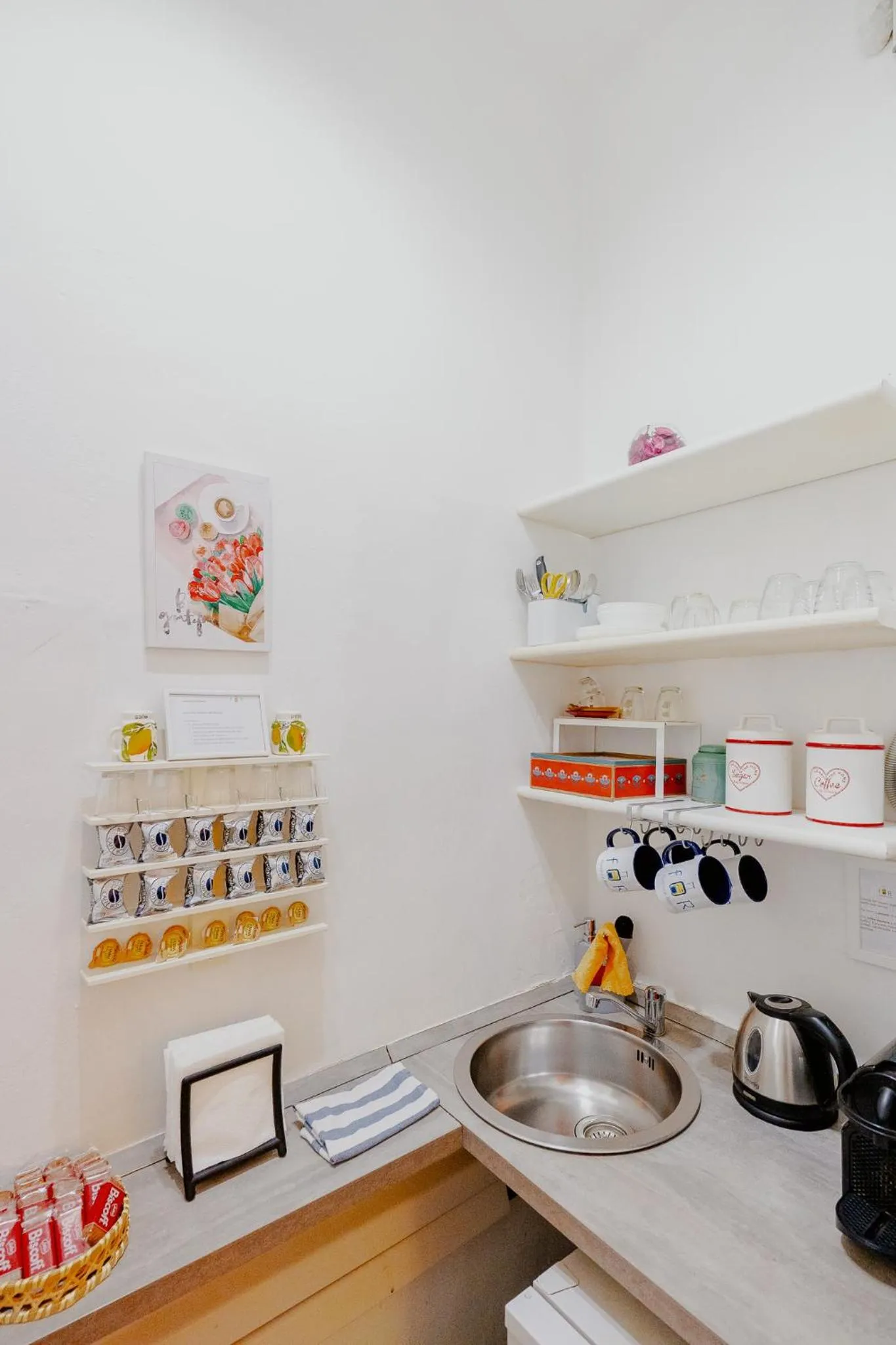 Communal kitchen in Florence Rooms