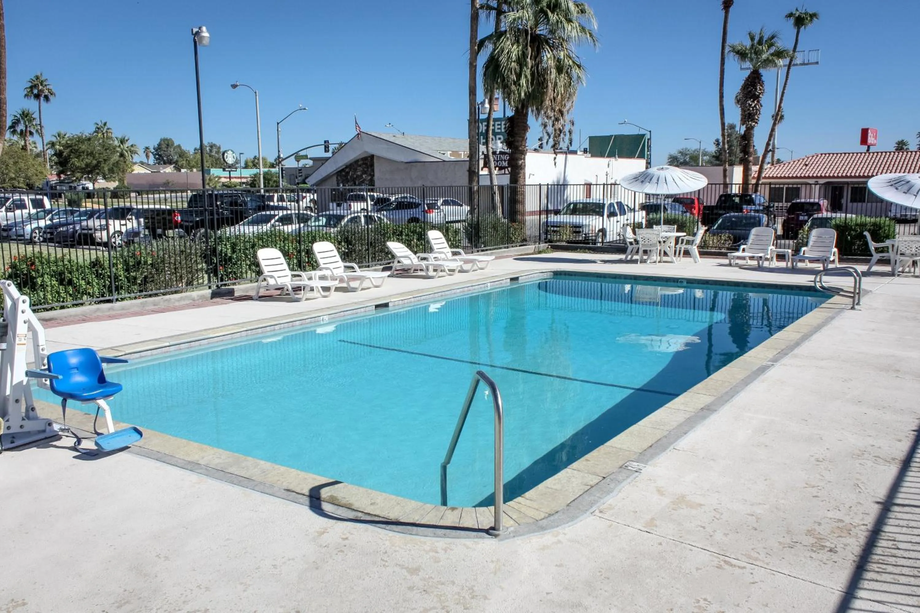 Swimming pool in Red Roof Inn Blythe