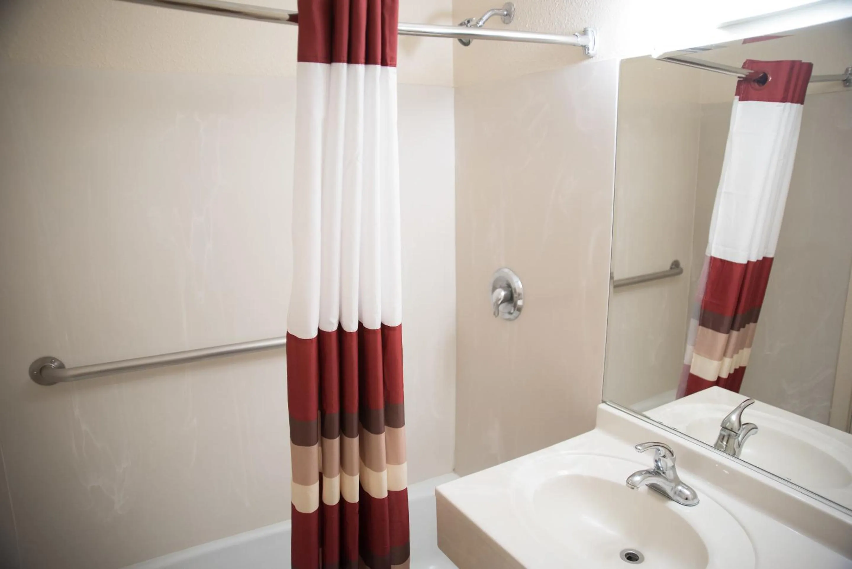 Bathroom in Red Roof Inn Blythe