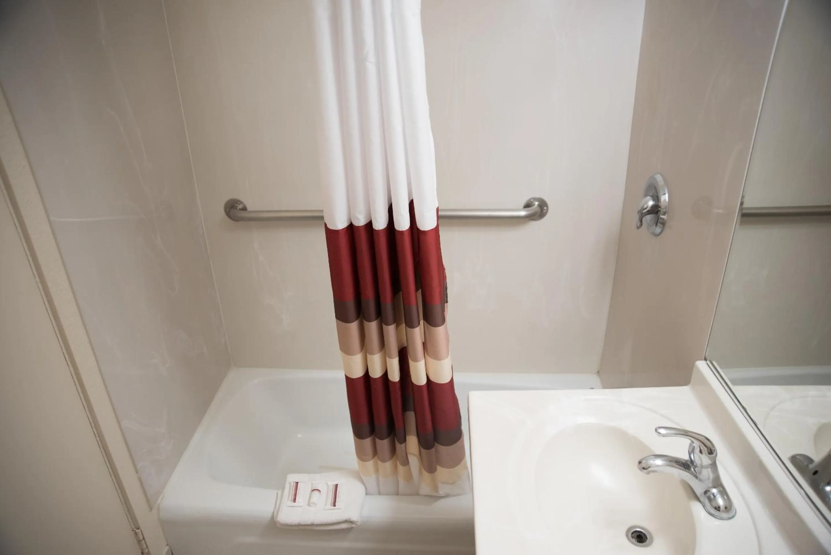 Bathroom in Red Roof Inn Blythe