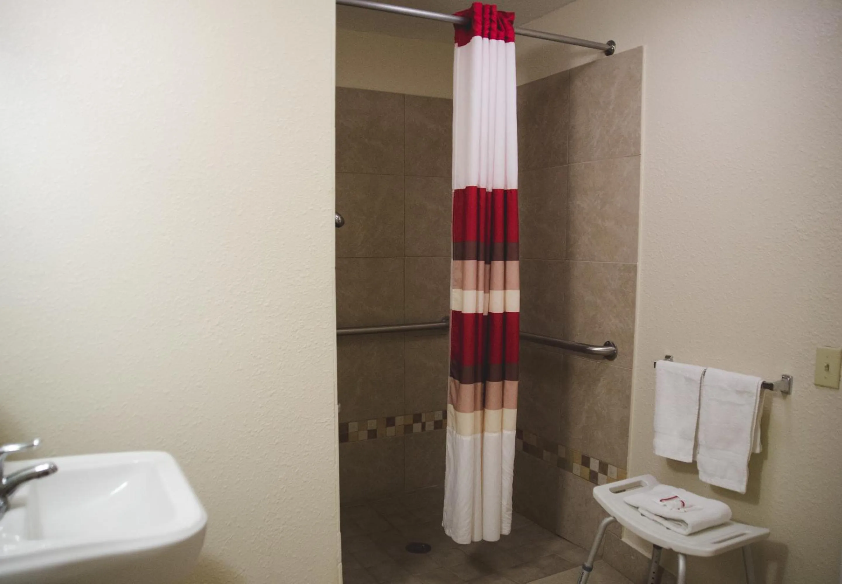 Bathroom in Red Roof Inn Blythe