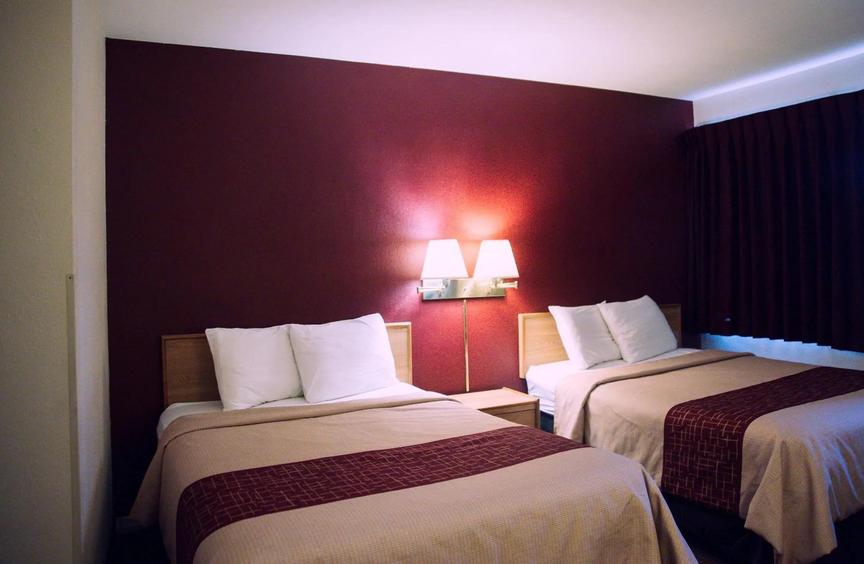 Property building, Bed in Red Roof Inn Blythe