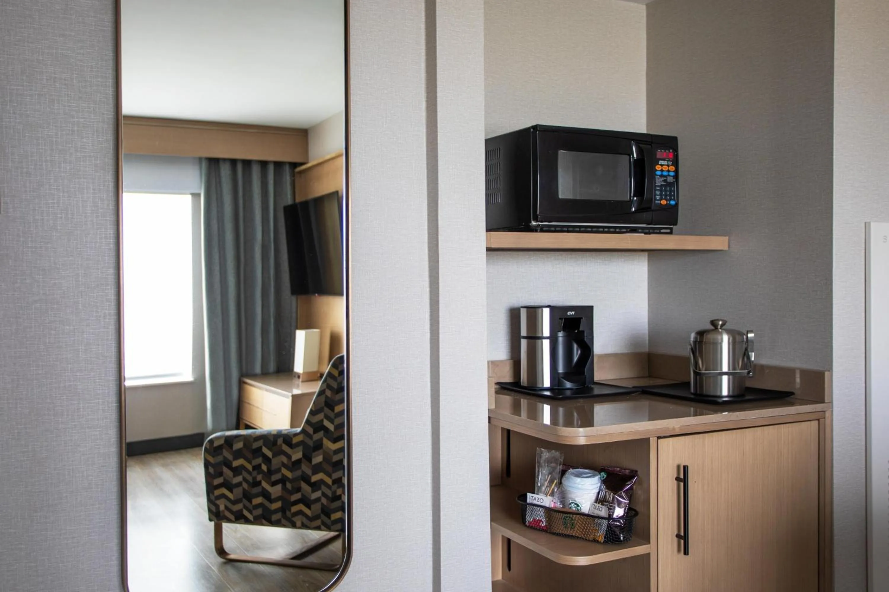 Kitchen or kitchenette in Sheraton Suites Columbus Worthington