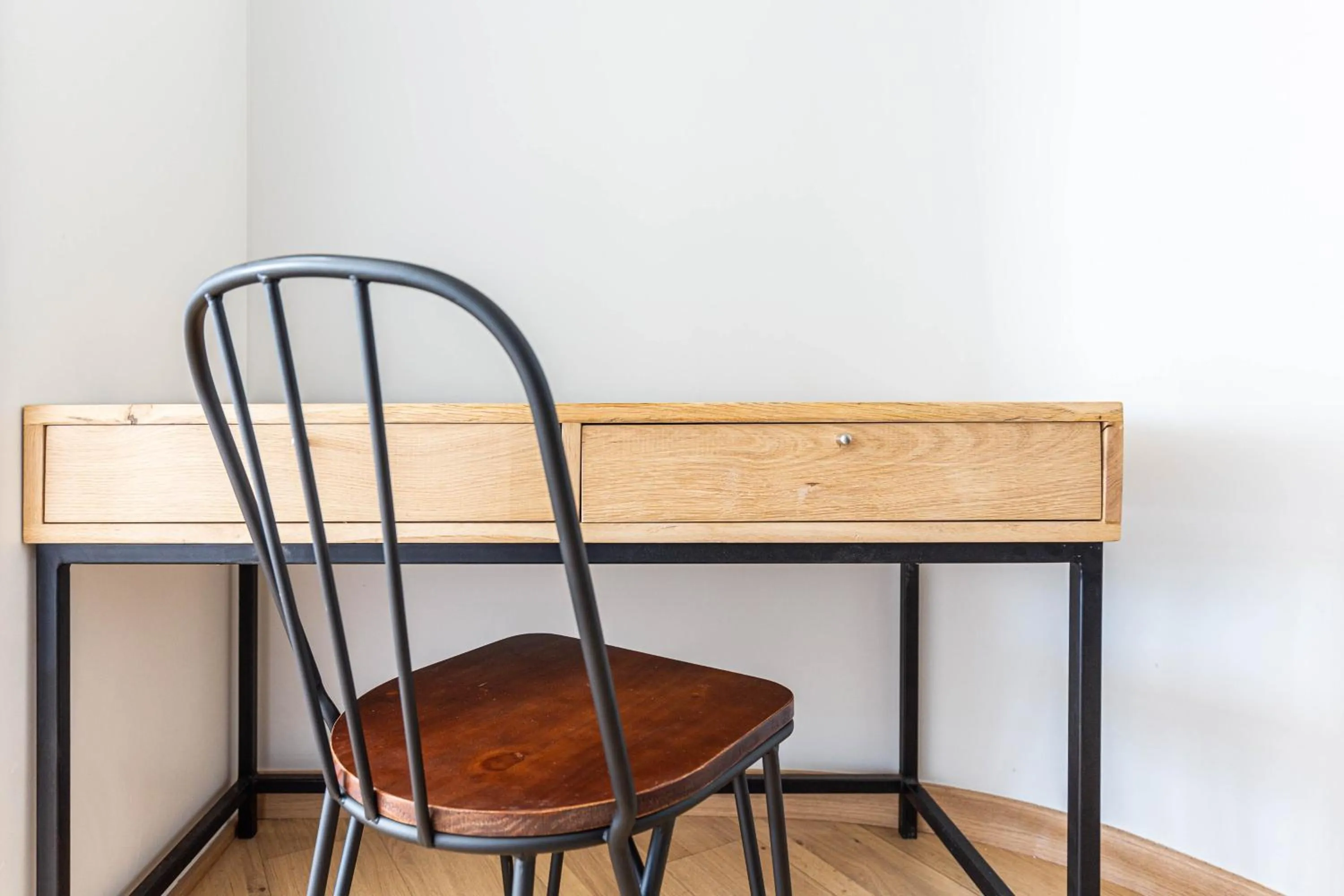 Seating area in Urban Artisan Luxury Suites by Totalstay