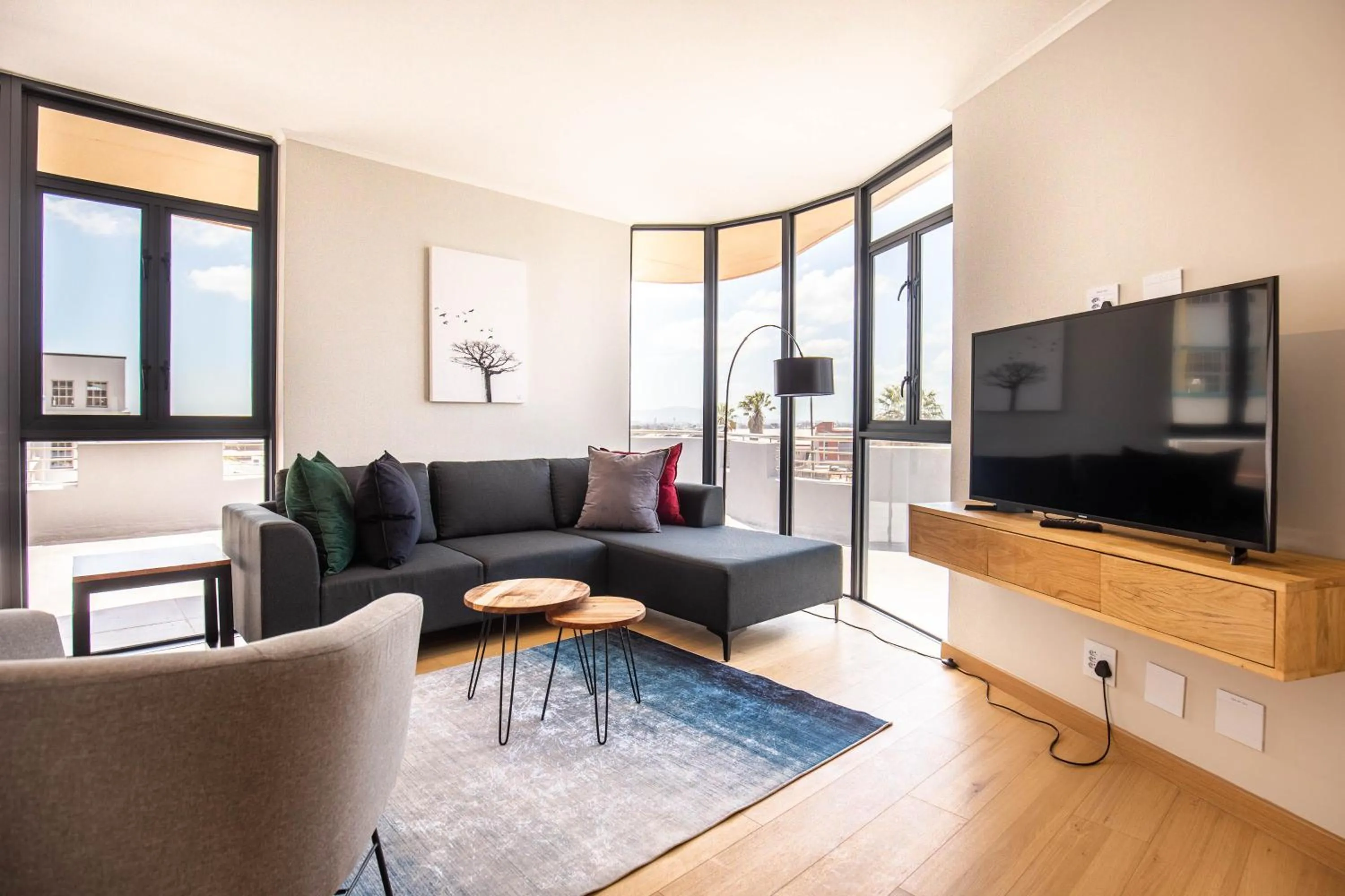 Seating area in Urban Artisan Luxury Suites by Totalstay