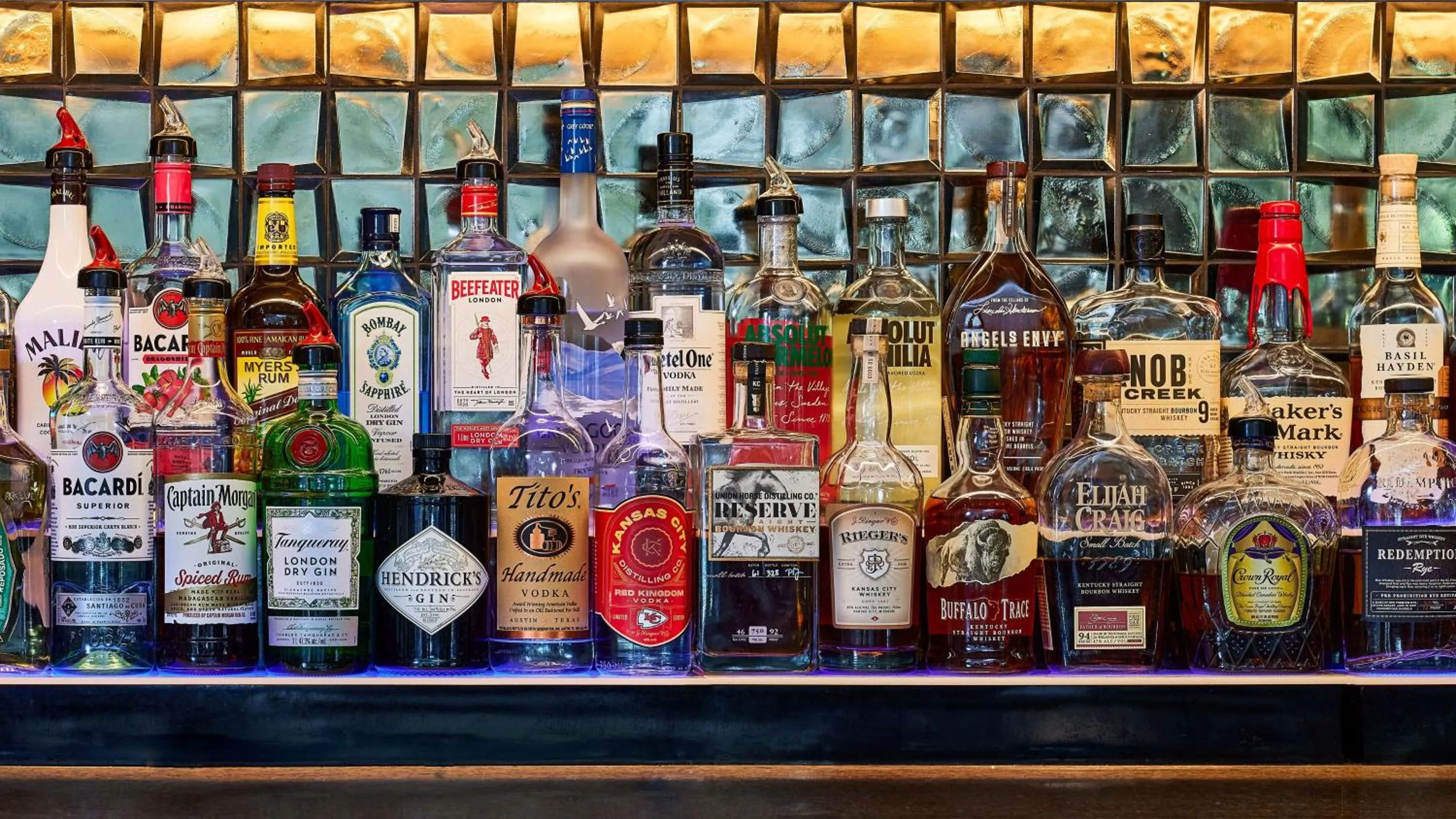 Lounge or bar in Hilton Kansas City Country Club Plaza