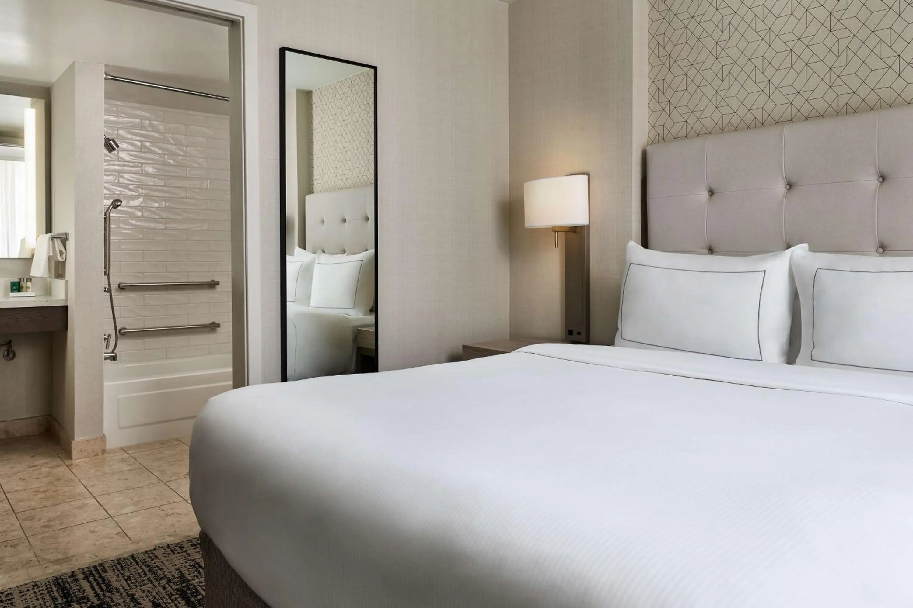 Bed in Hilton Kansas City Country Club Plaza