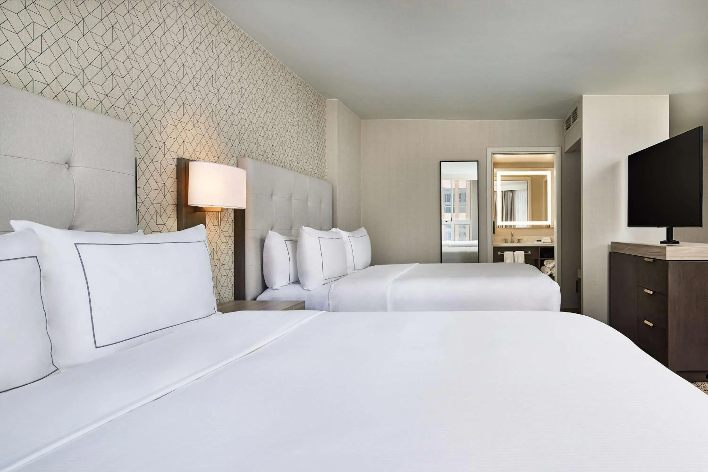 Bed in Hilton Kansas City Country Club Plaza