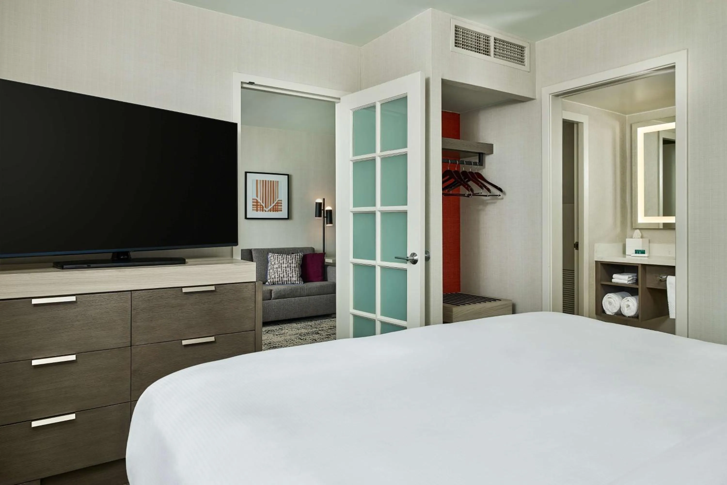 Bed in Hilton Kansas City Country Club Plaza