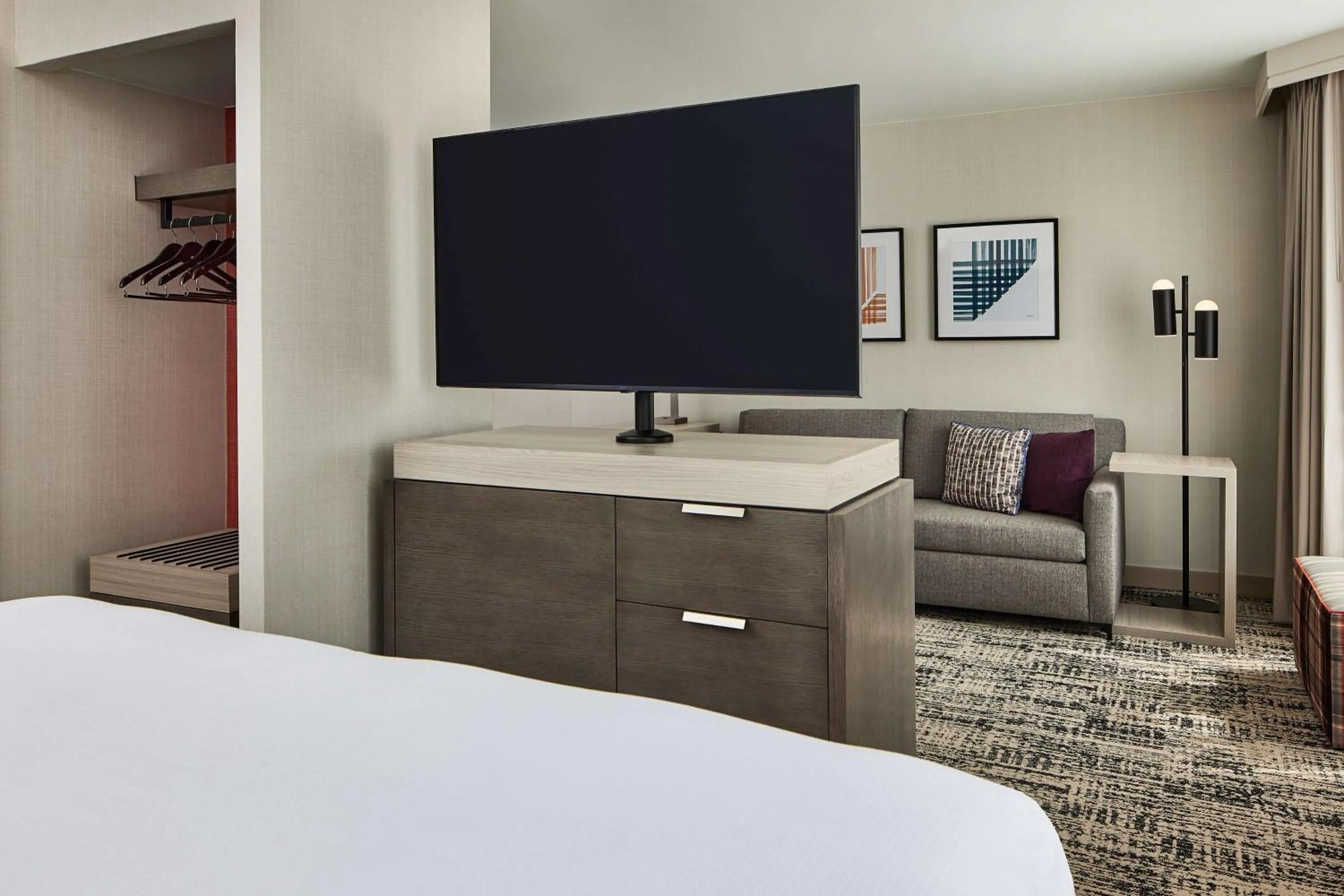 Bed in Hilton Kansas City Country Club Plaza