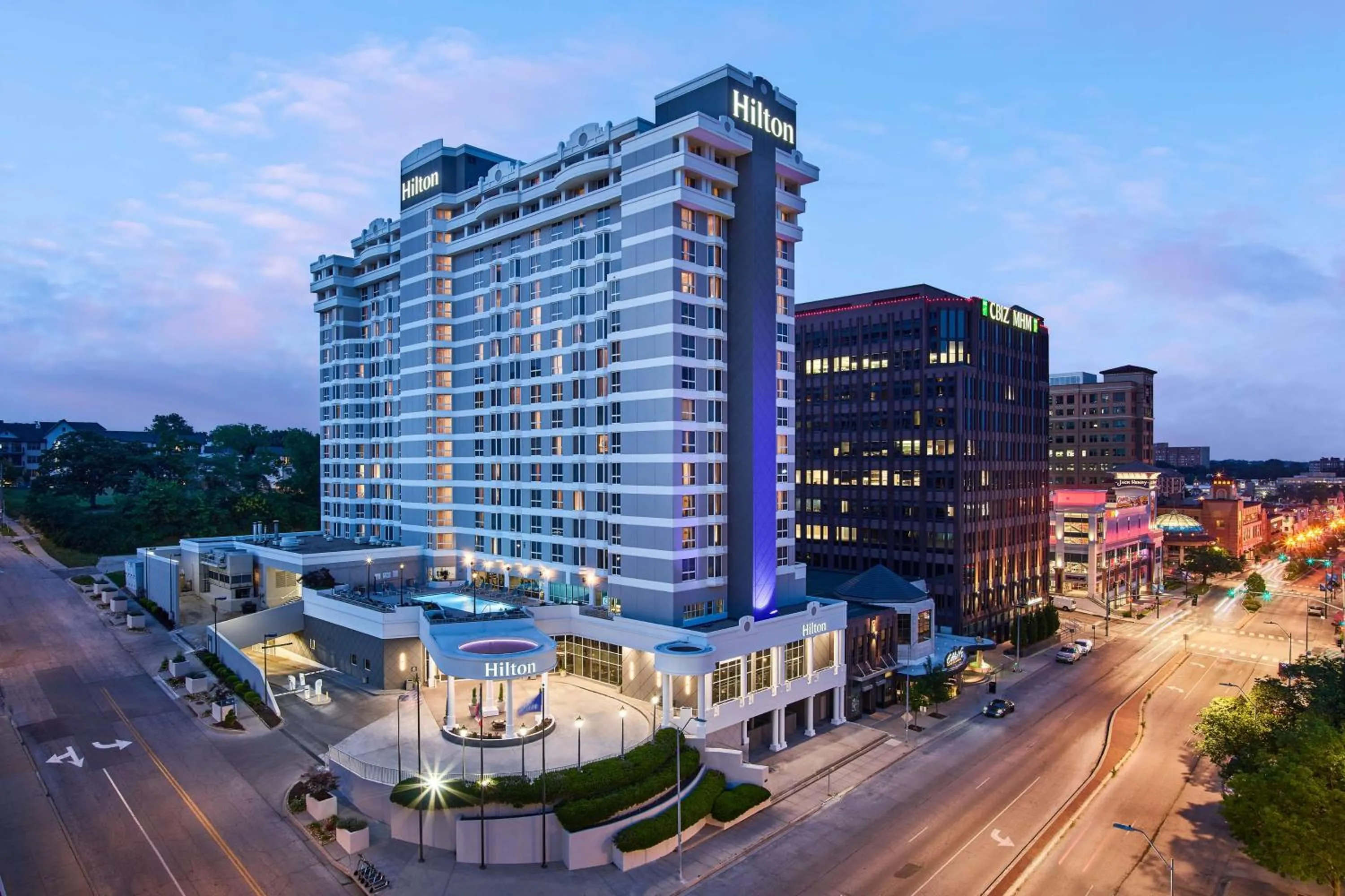 Property building in Hilton Kansas City Country Club Plaza