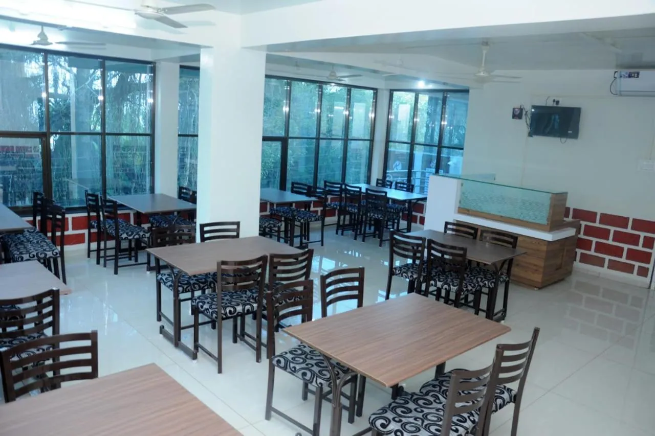 Restaurant/places to eat in Rutu's Holidays Resort Panhala