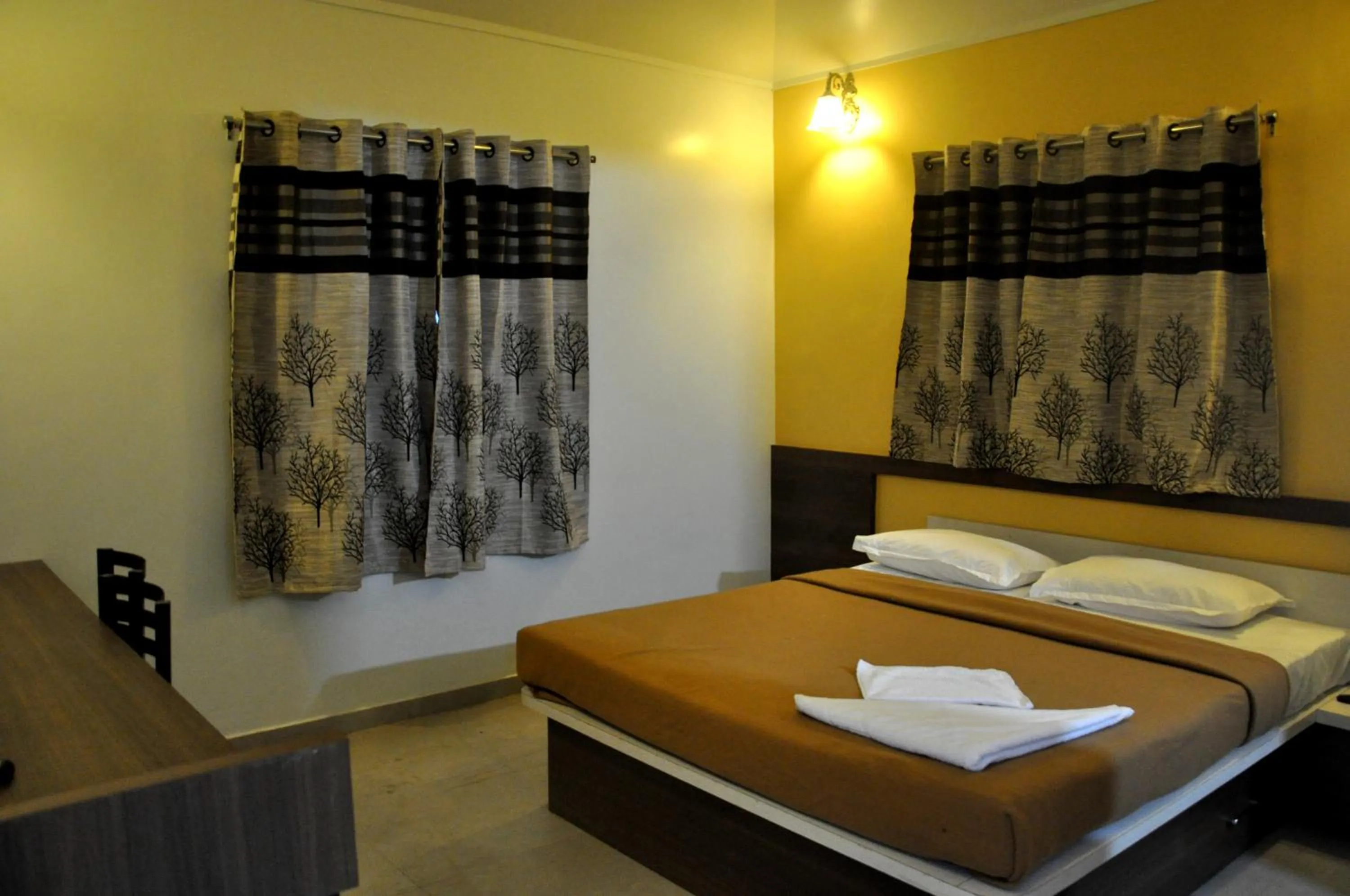 Bed in Rutu's Holidays Resort Panhala