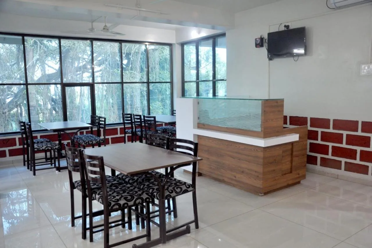 Restaurant/places to eat in Rutu's Holidays Resort Panhala