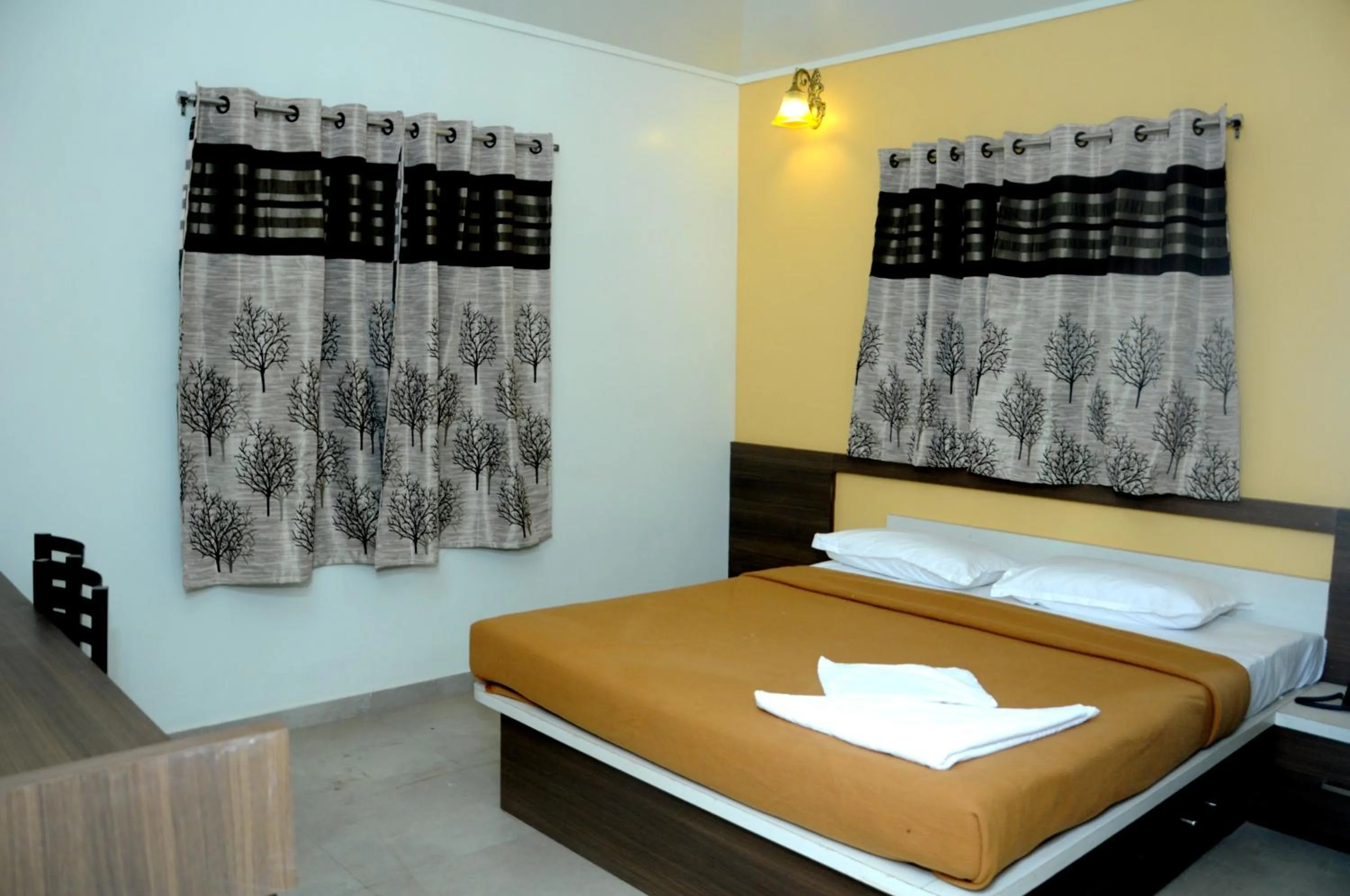 Bed in Rutu's Holidays Resort Panhala