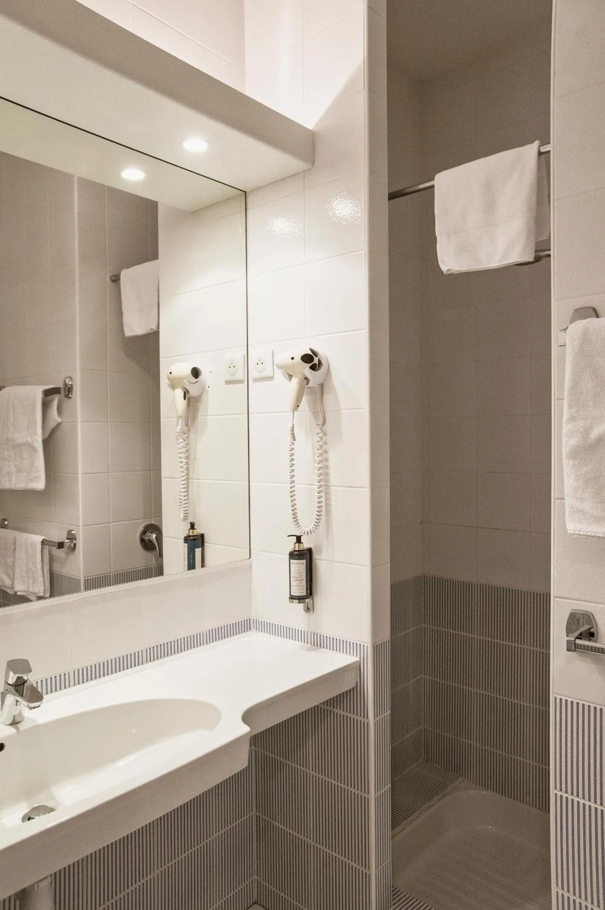 Shower in Hôtel BO & MIA