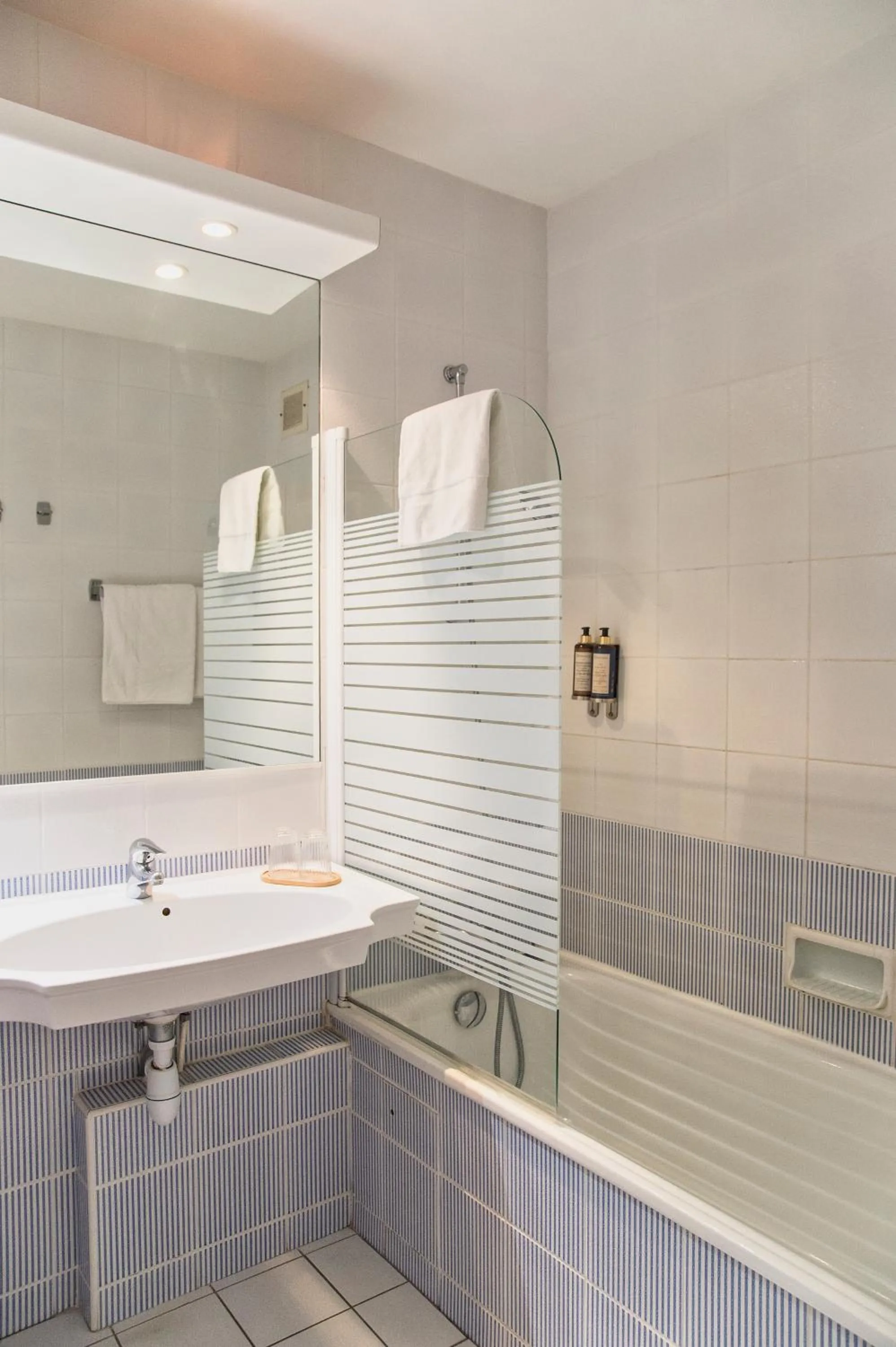 Bathroom in Hôtel BO & MIA