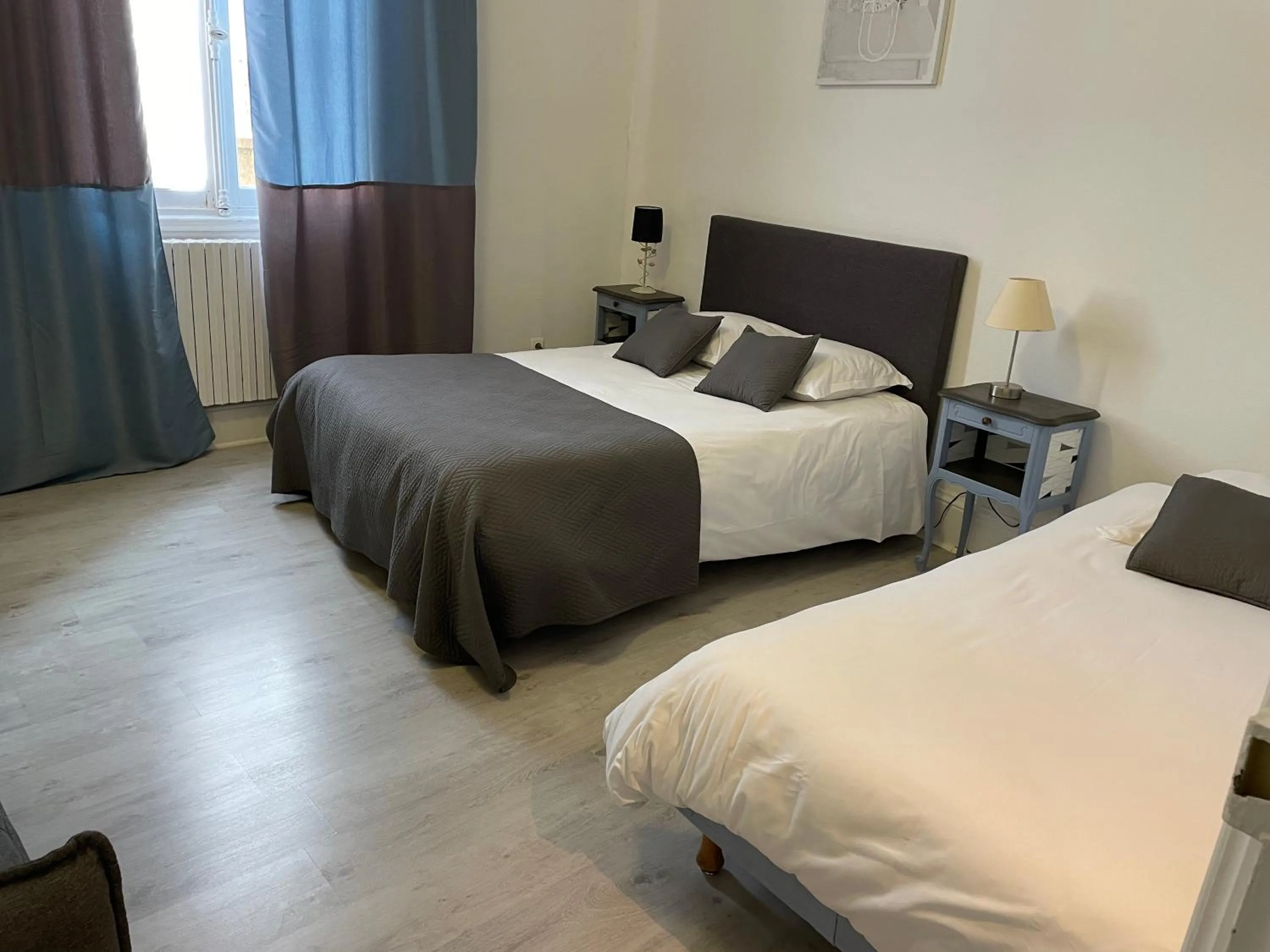 Bed in Hotel Au Chapon Fin