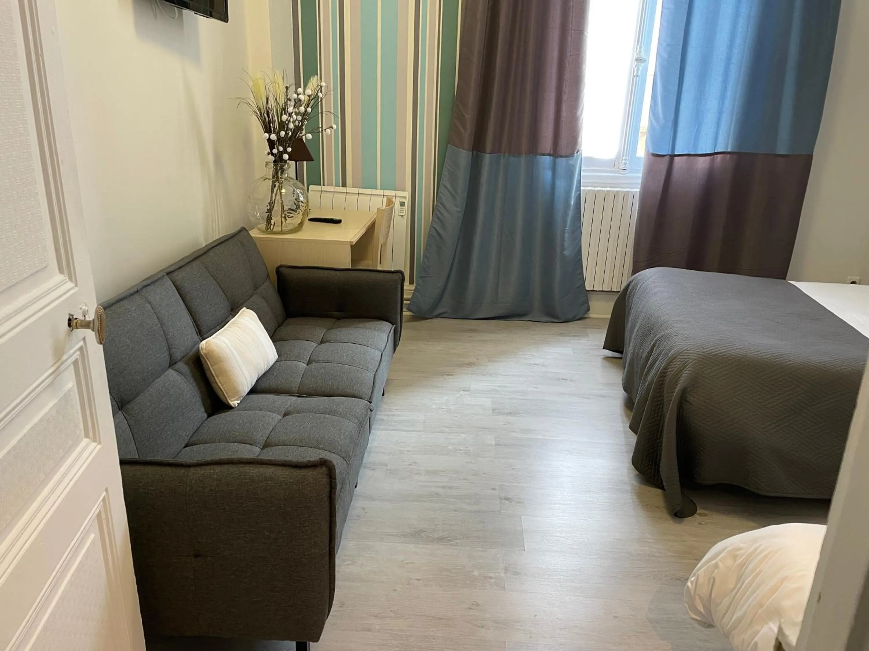 Seating area, Bed in Hotel Au Chapon Fin