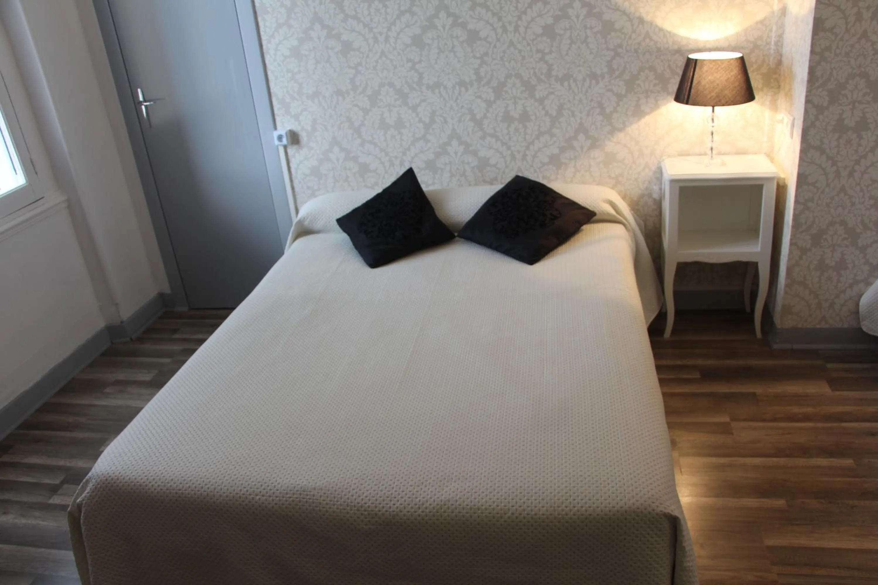 Bedroom, Bed in Hotel Au Chapon Fin