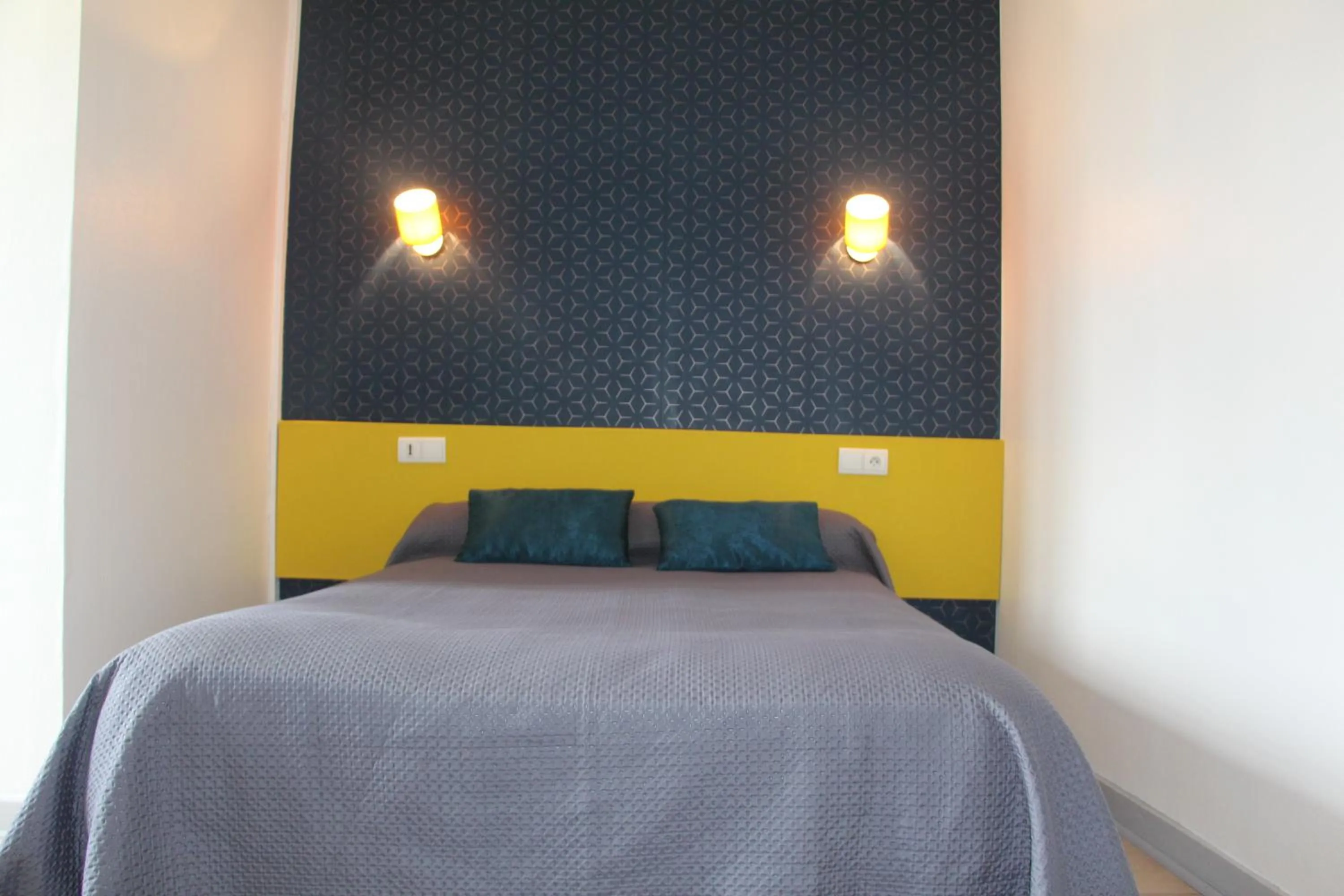 Shower, Bed in Hotel Au Chapon Fin