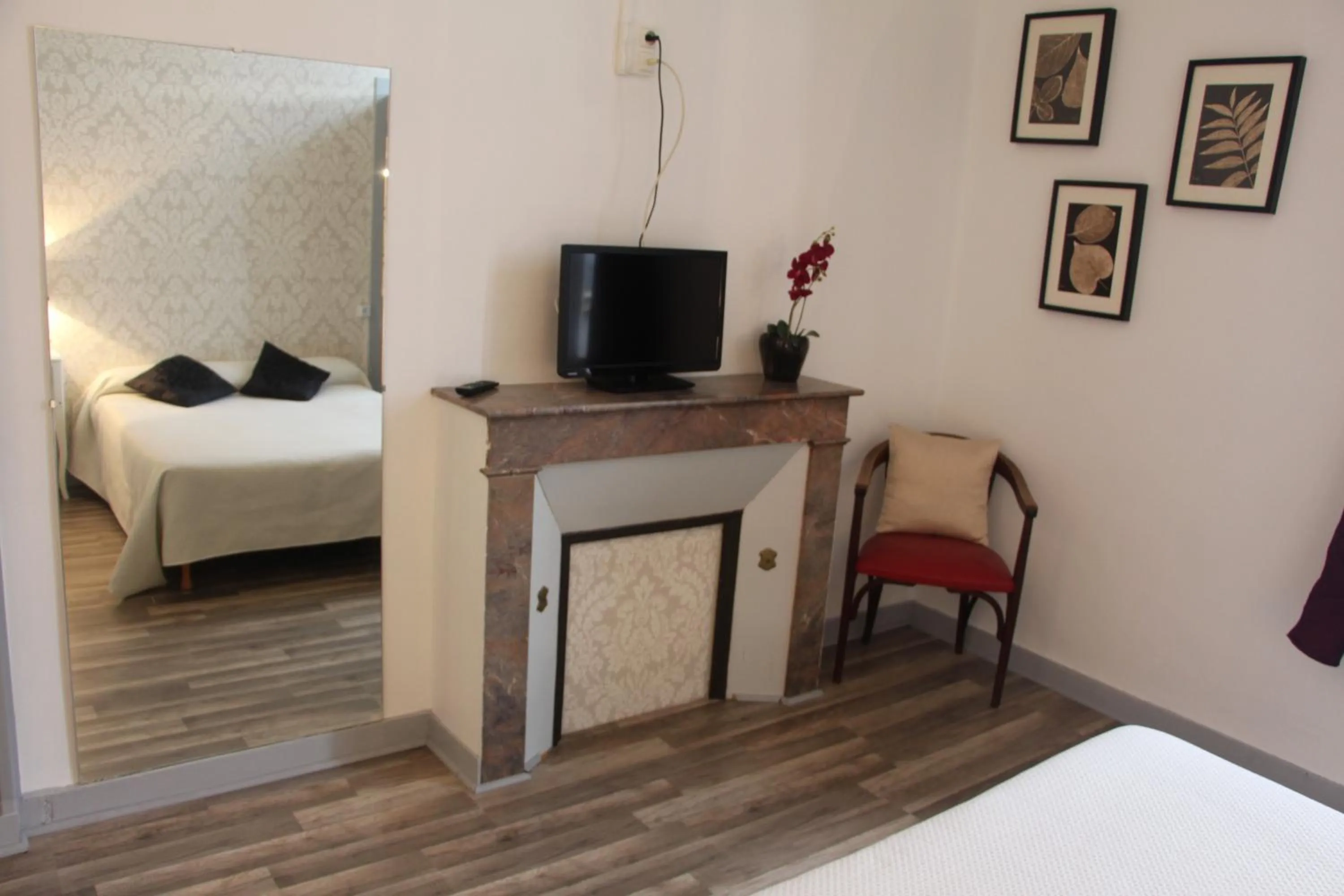 Bed in Hotel Au Chapon Fin