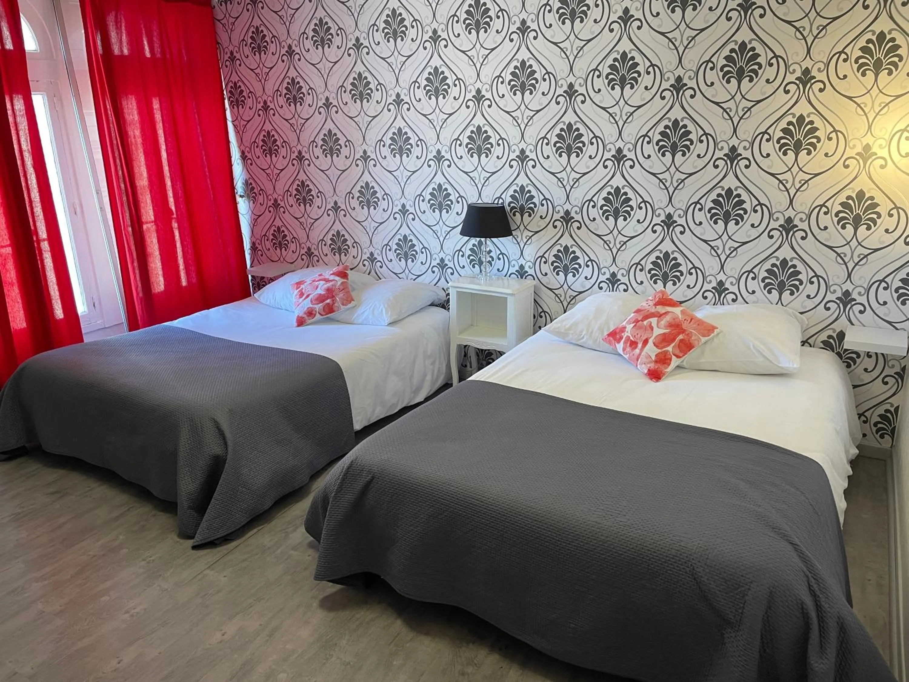 Bed in Hotel Au Chapon Fin