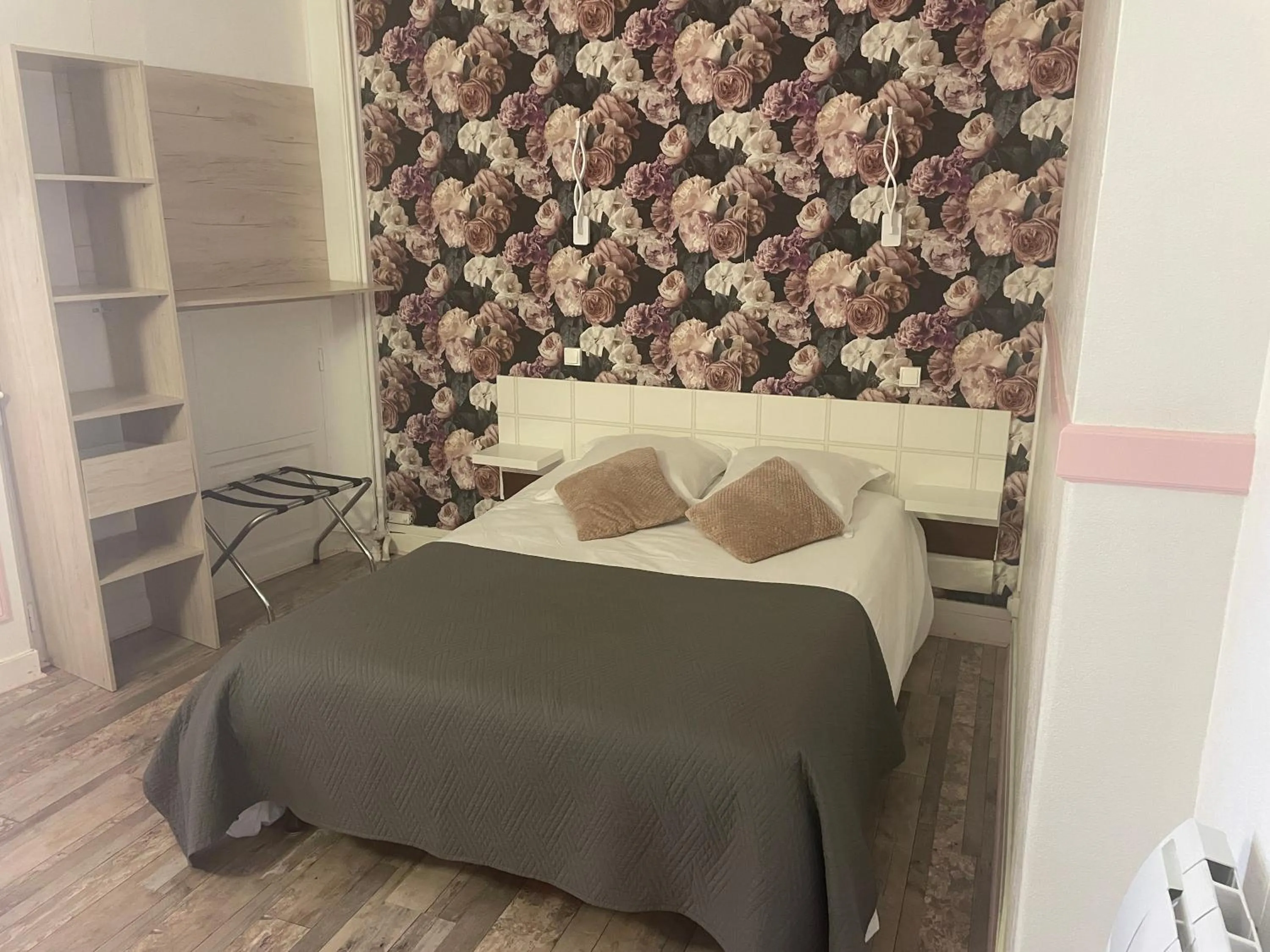 Bed in Hotel Au Chapon Fin