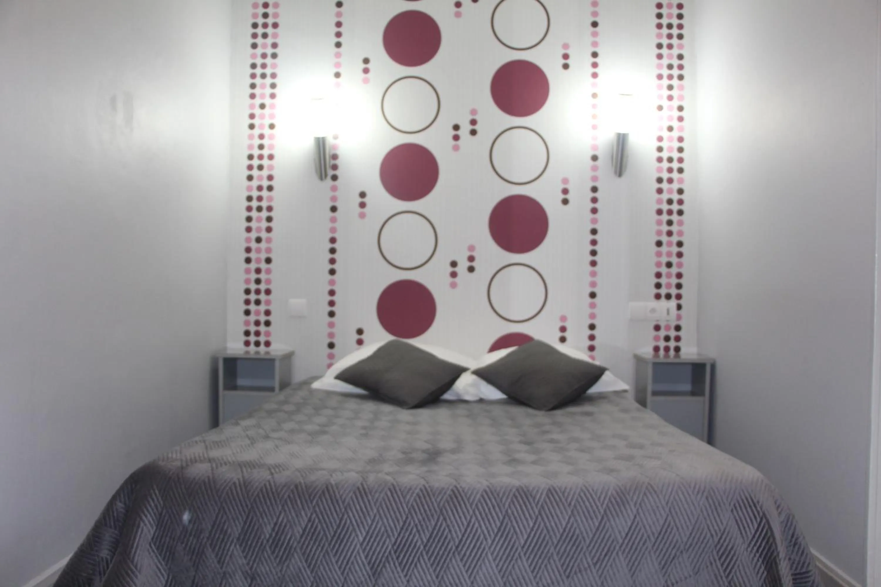 Shower, Bed in Hotel Au Chapon Fin