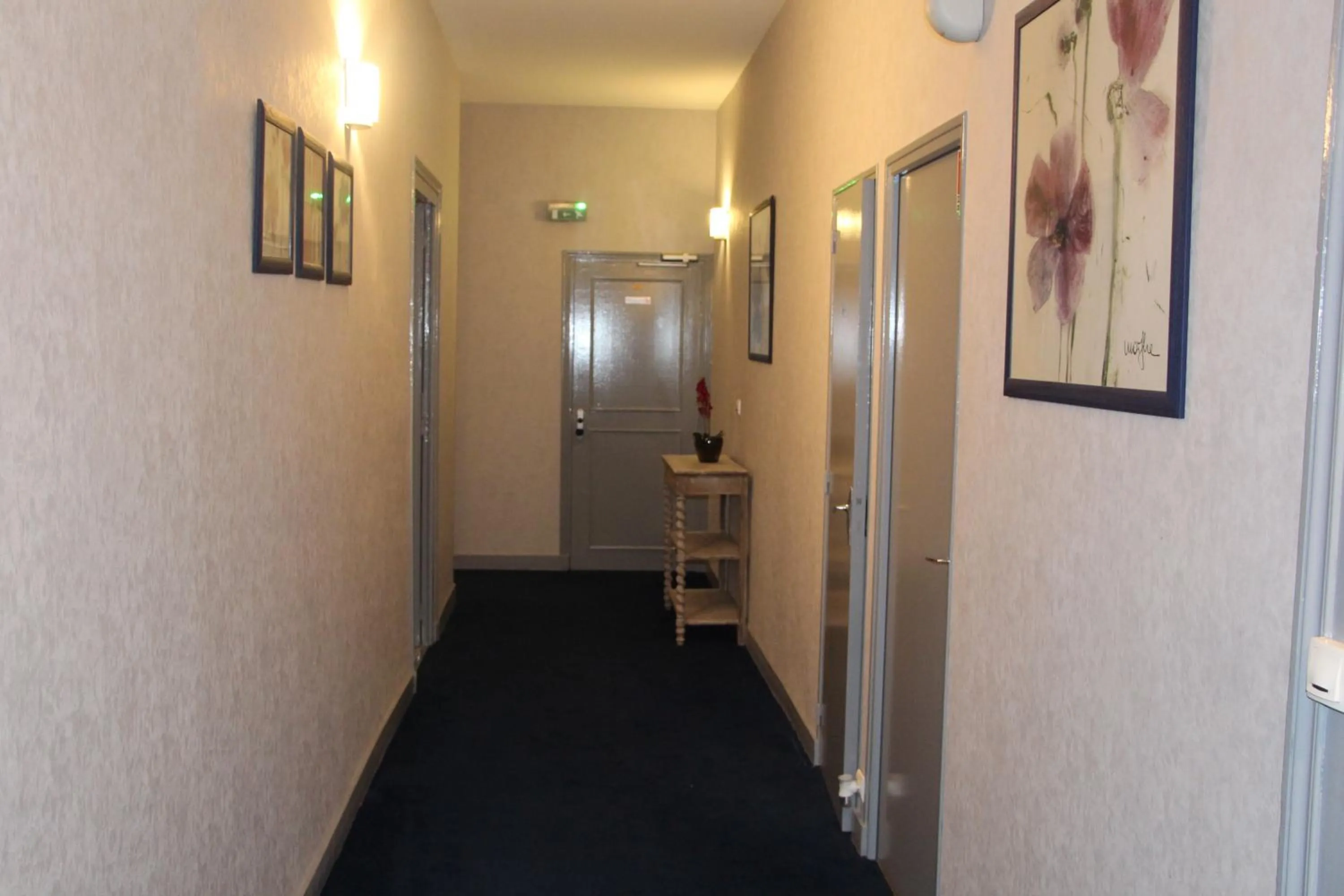 Property building in Hotel Au Chapon Fin