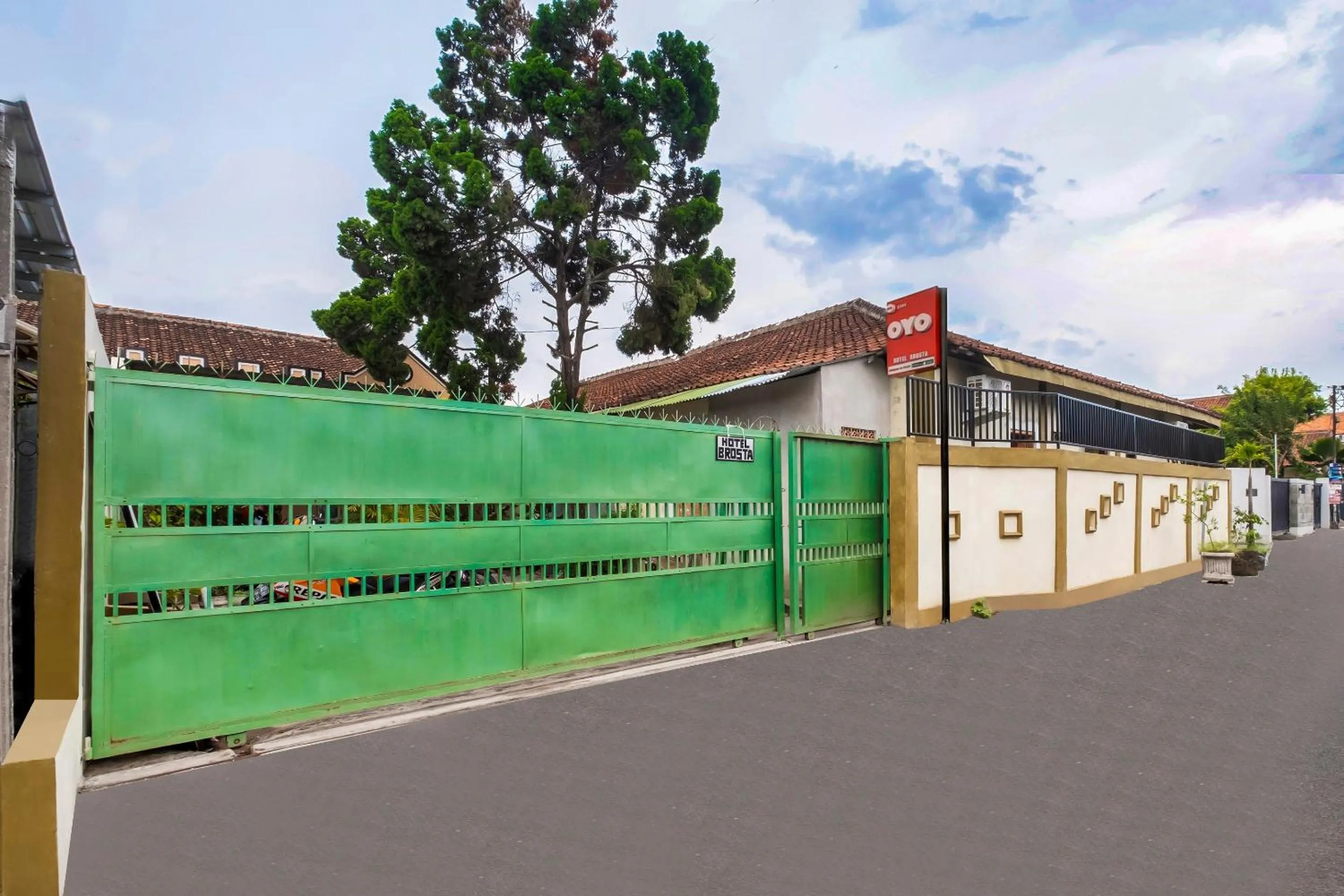 Facade/entrance in Hotel O Brosta