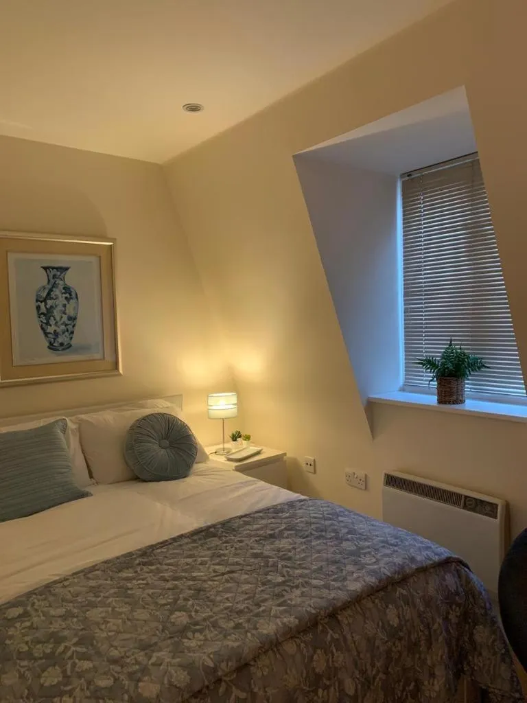 Bedroom, Bed in The Riding Gate Apartment