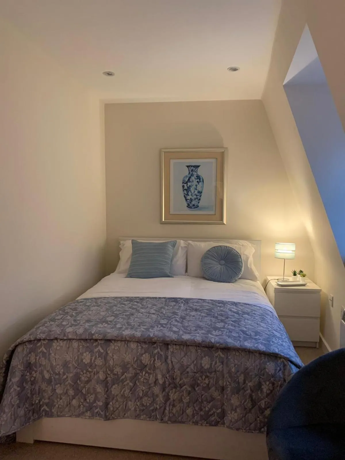 Bedroom, Bed in The Riding Gate Apartment