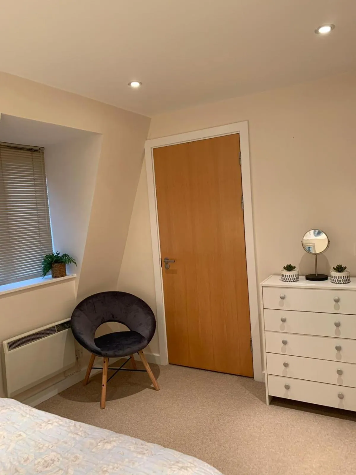 Bedroom, Bed in The Riding Gate Apartment