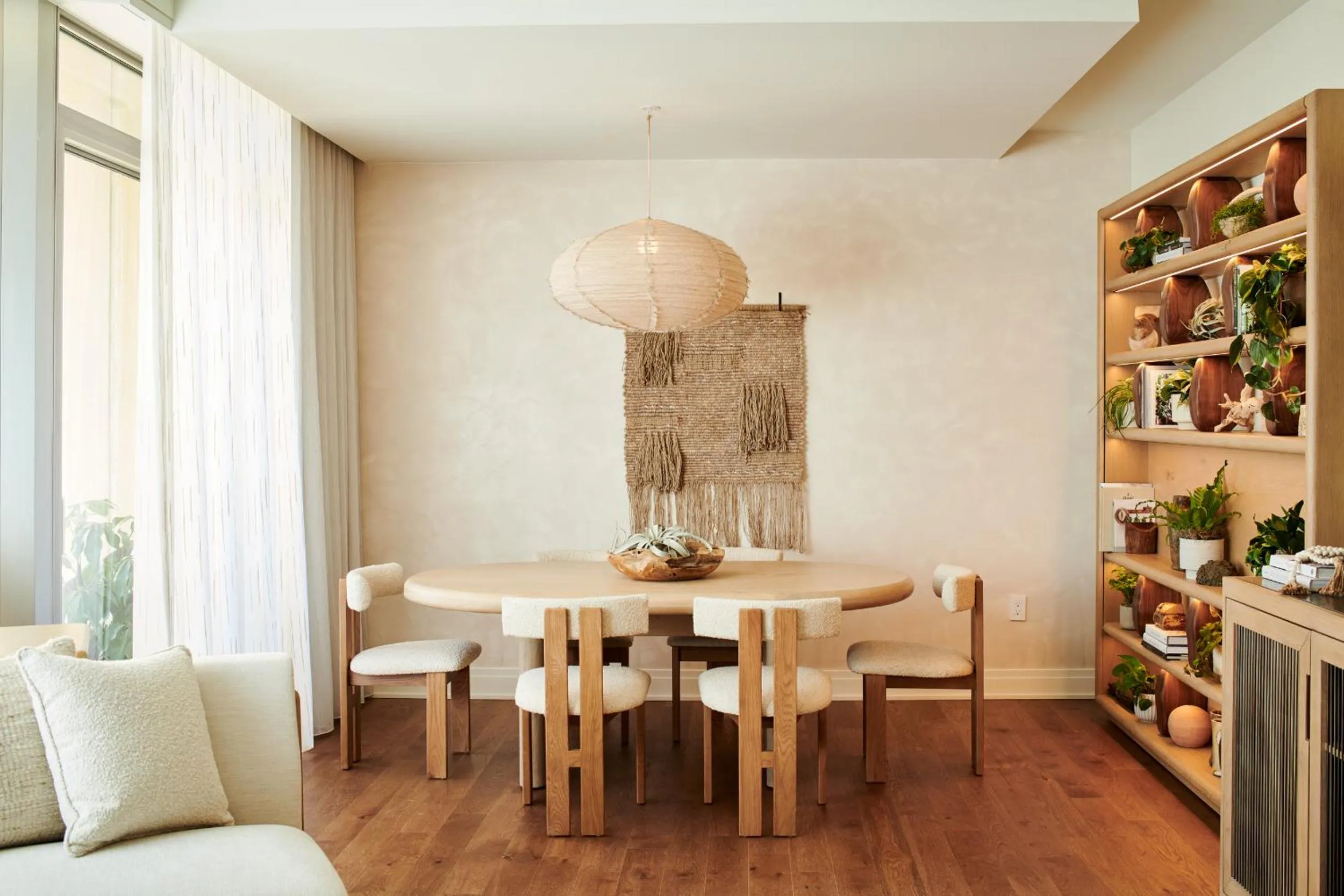 Dining area in 1 Hotel Seattle