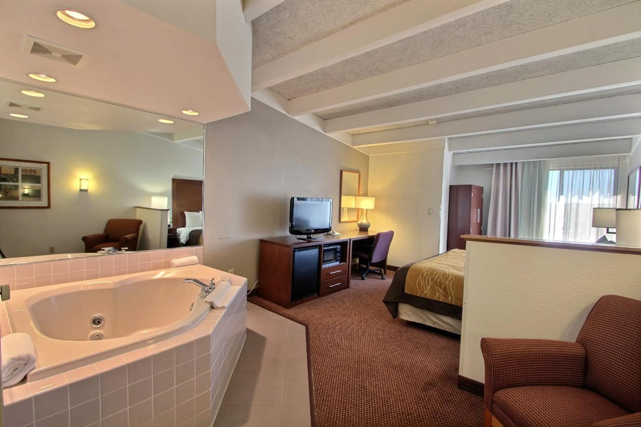 Hot Tub in Comfort Inn & Suites Madison - Airport